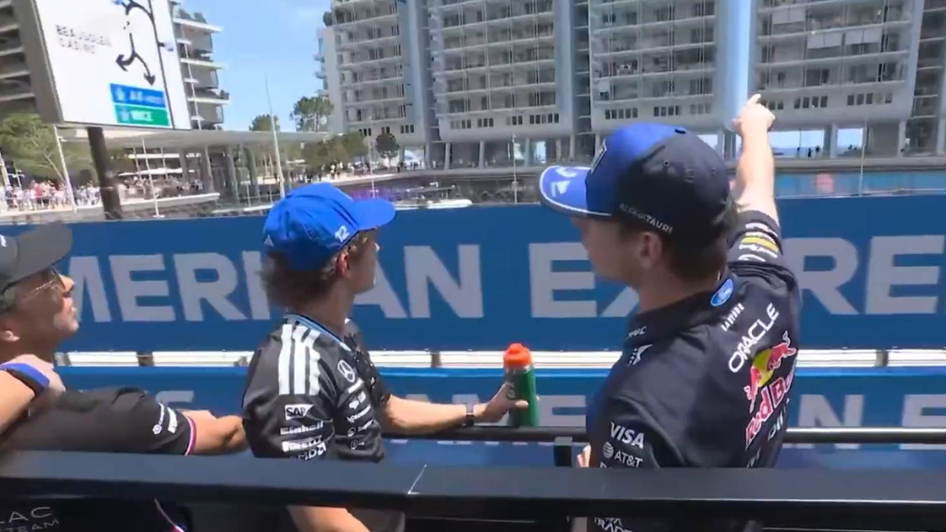 Max Verstappen señalando el piso donde vive en Mónaco durante el drivers parade Max Verstappen señalando el piso donde vive en Mónaco durante el drivers parade