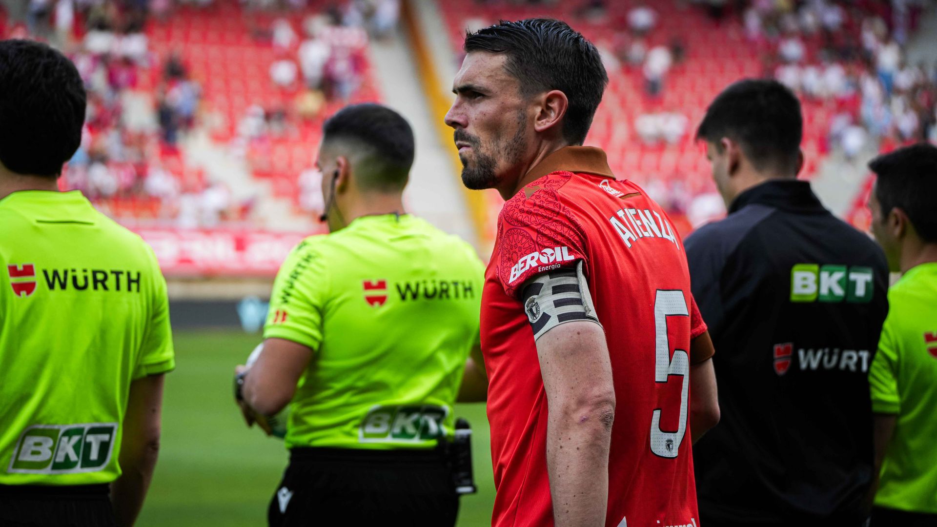 Miguel Atienza con el brazalete de capitán