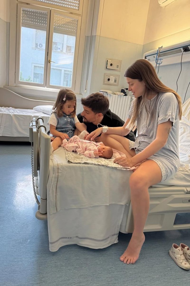 Natalia Paragoni con su novio y sus hijas