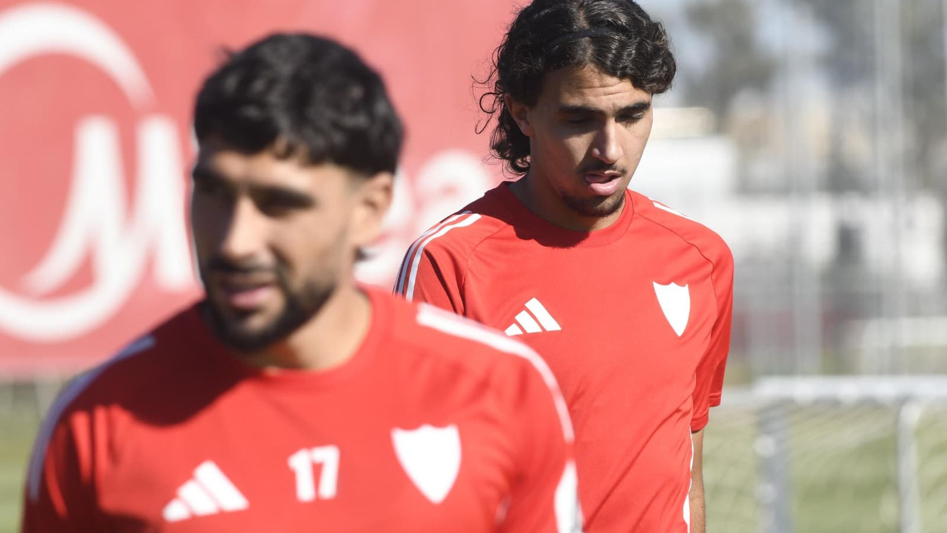 Nico Guillén, tras Maupay, en el entrenamiento del Sevilla de este miércoles Nico Guillén, tras Maupay, en el entrenamiento del Sevilla de este miércoles