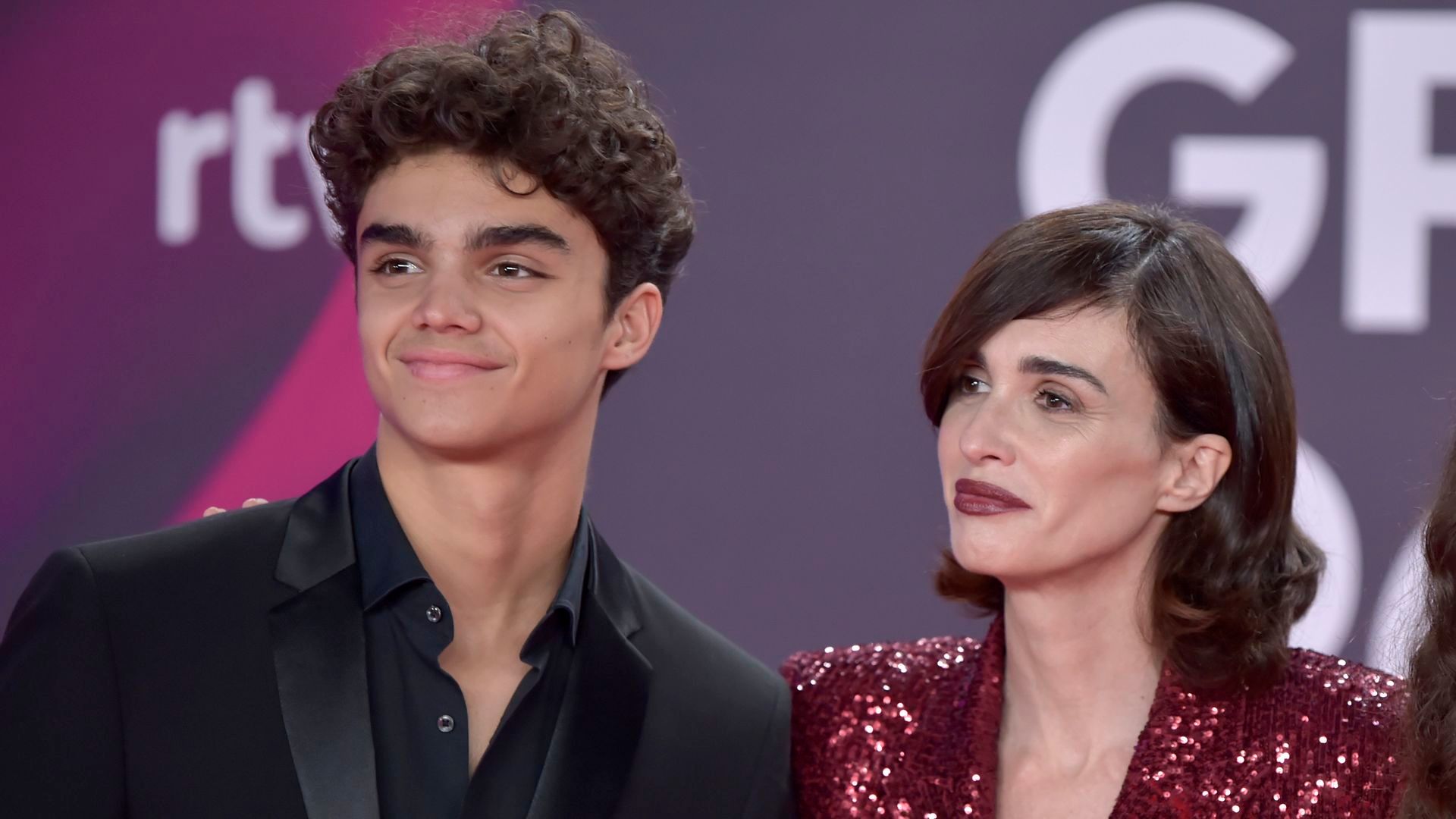 Orson Salazar Jr. y su madre, Paz Vega en los Grammy 2023