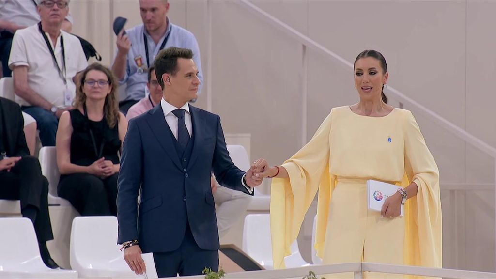 Patricia Pardo y Christian Gálvez, emocionados y agarrados de la mano, dan la bienvenida al papa: "Llevamos nerviosos meses"