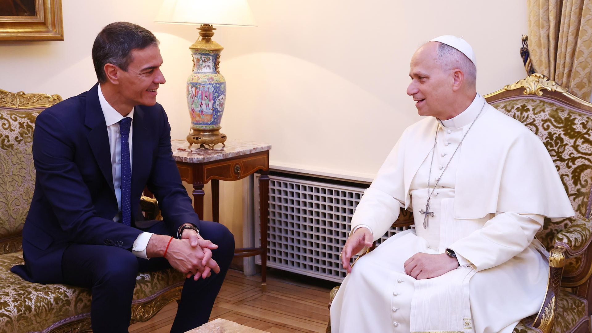 Pedro Sánchez le regala al papa León XIV un bonsái de olivo en su visita a España: su importante significado en nuestra cultura