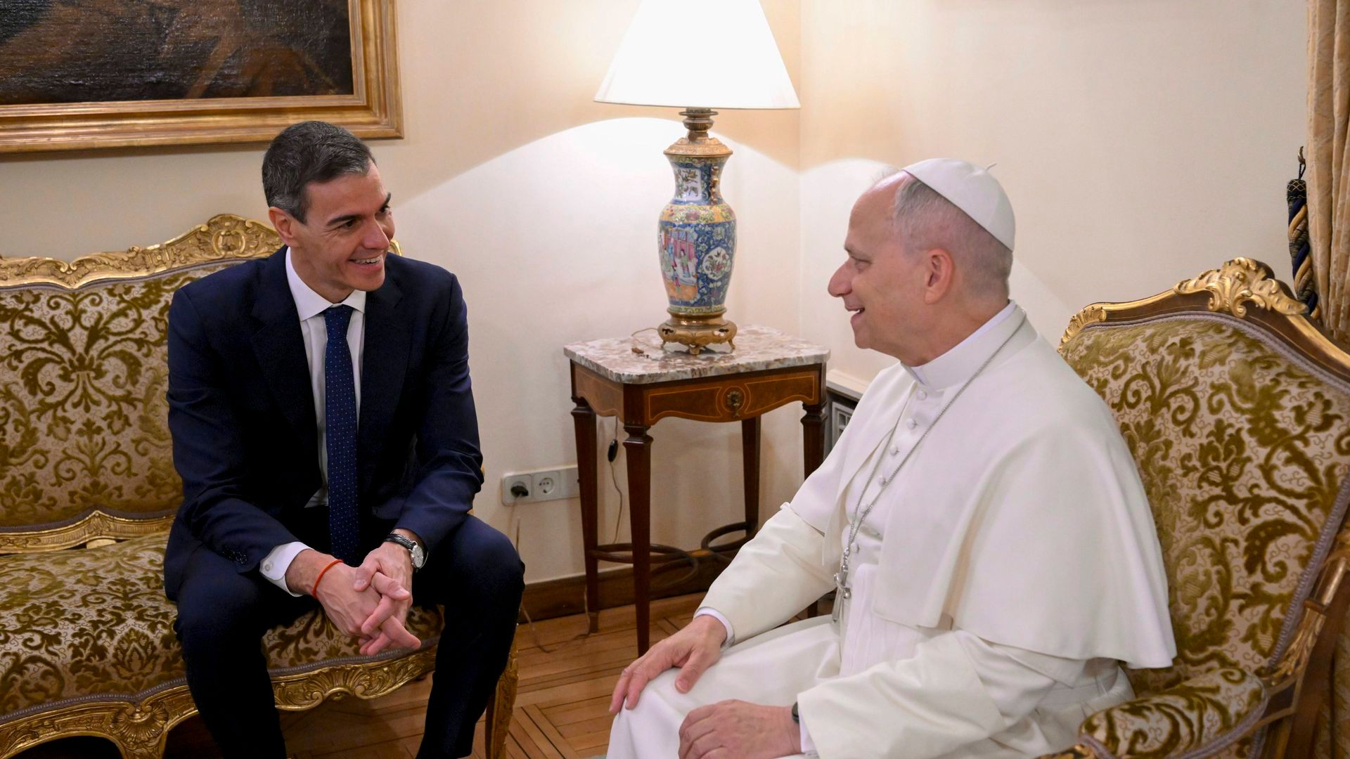Pedro Sánchez y el Papa León XIV en su encuentro en Madrid