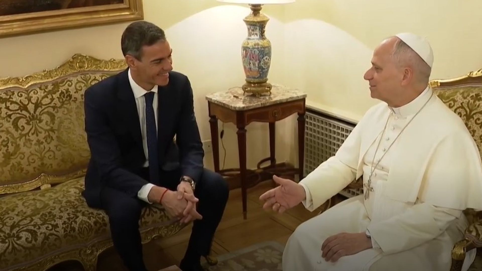 Los regalos entre Pedro Sánchez y el Papa León XIV