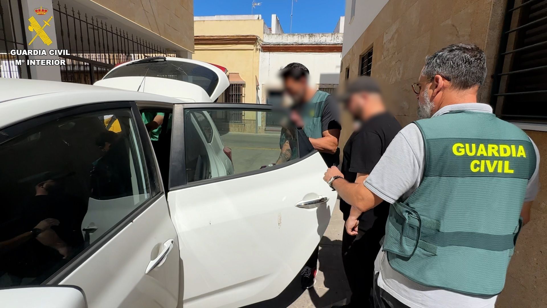 Agentes de la Guardia Civil llevan detenido al hombre acusado de estar en posesión de material pornográfico infantil