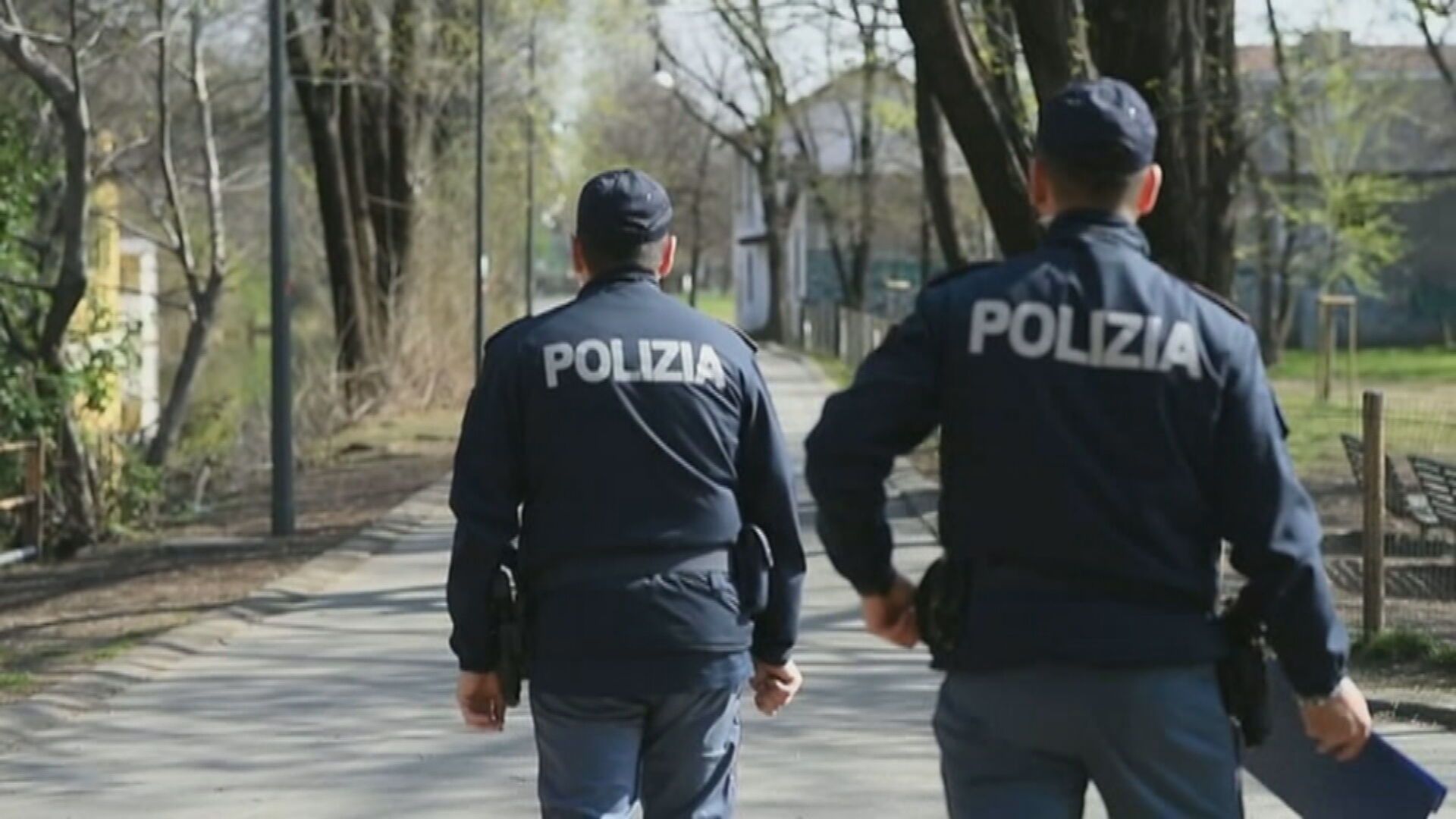 Agentes de la policía italiana buscan pistas para identificar a los presuntos violadores de una estudiante española de Erasmus en Milán Agentes de la policía italiana buscan pistas para identificar a los presuntos violadores de una estudiante española de Erasmus en Milán