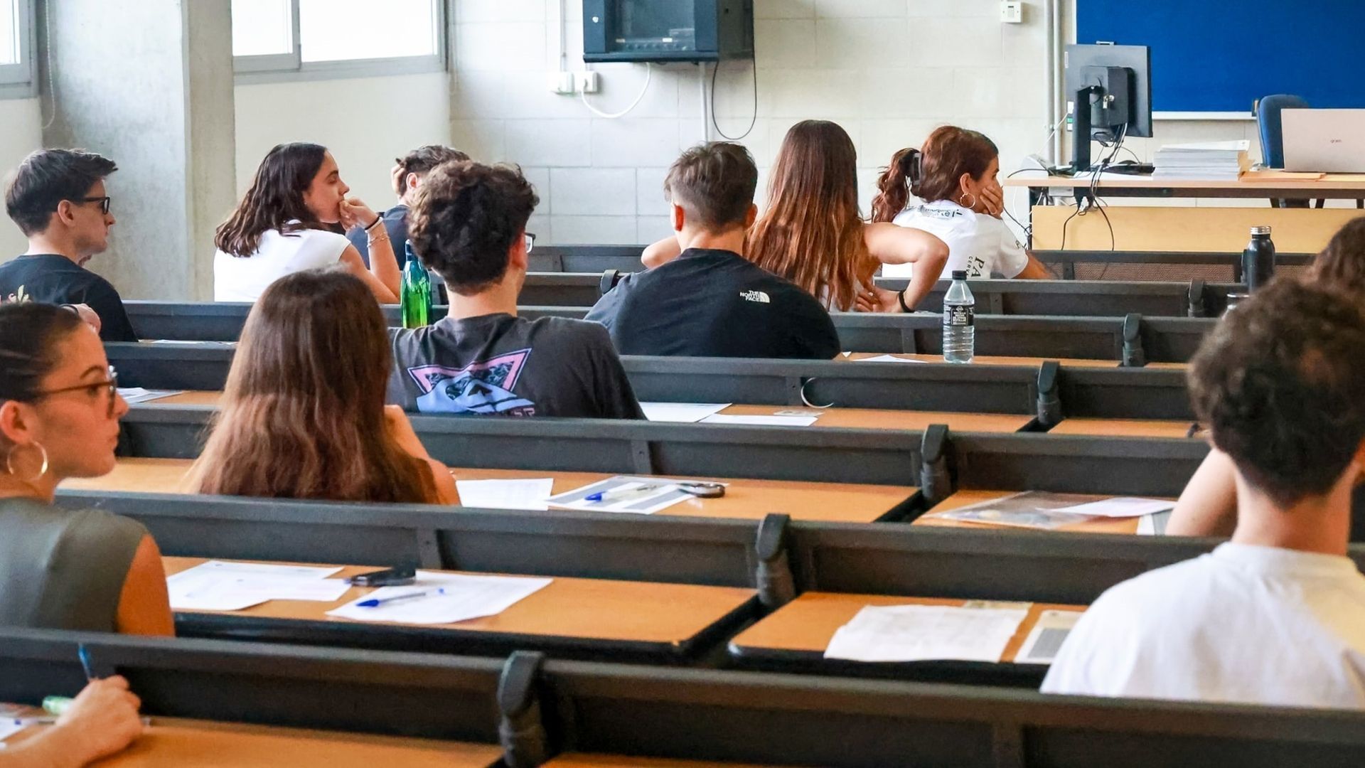 Alumnos esperando para examinarse de la PAU 2026