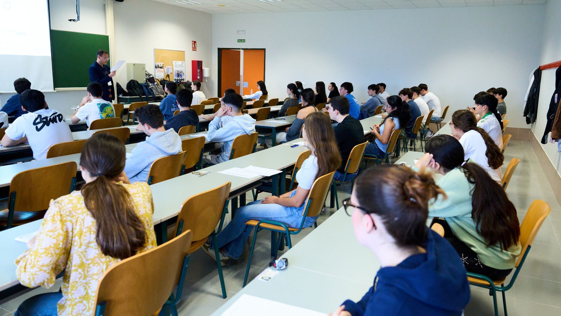 Alumnos esperando para examinarse de la PAU 2026