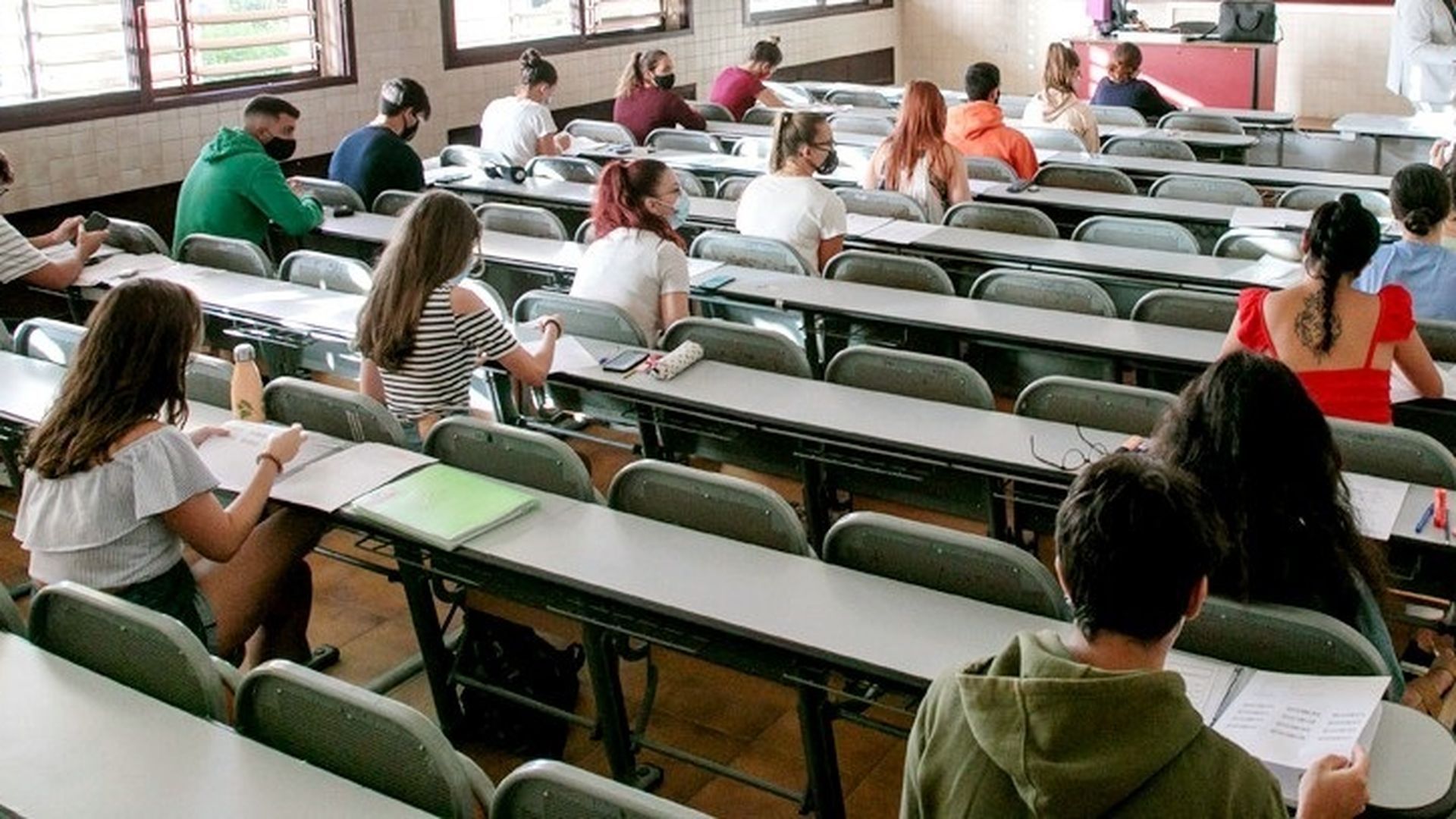 Alumnos esperando para examinarse de la PAU 2026
