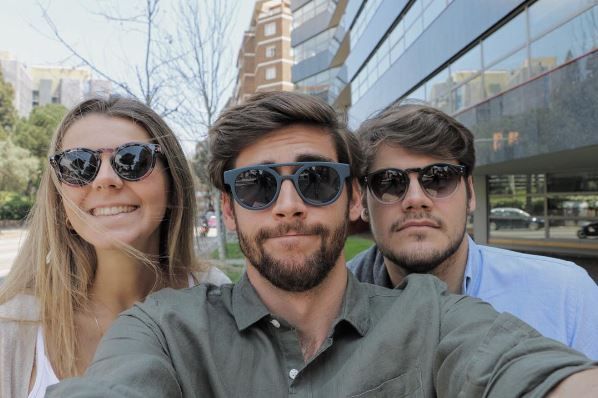 Álvaro Soler junto a sus dos hermanos, Paula y Greg