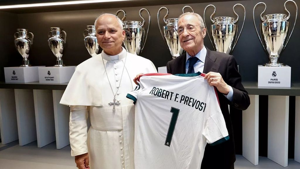 Así ha sido el momento en el que Florentino Pérez entrega al papa León XIV una camiseta del Real Madrid