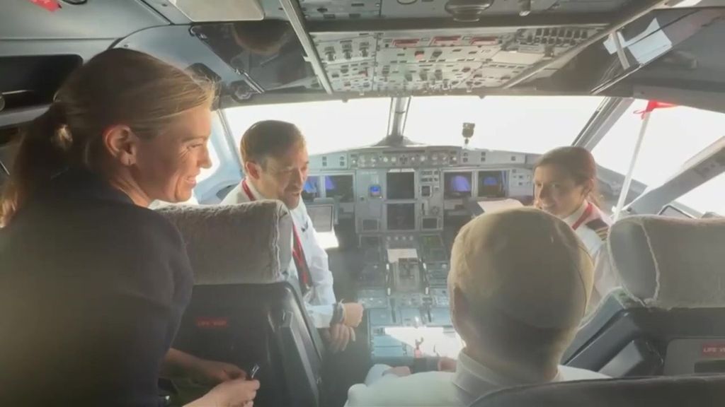 La broma del papa León XIV con los pilotos del avión sobre fútbol: "Soy blanco, en Barcelona hay que tener cuidado"