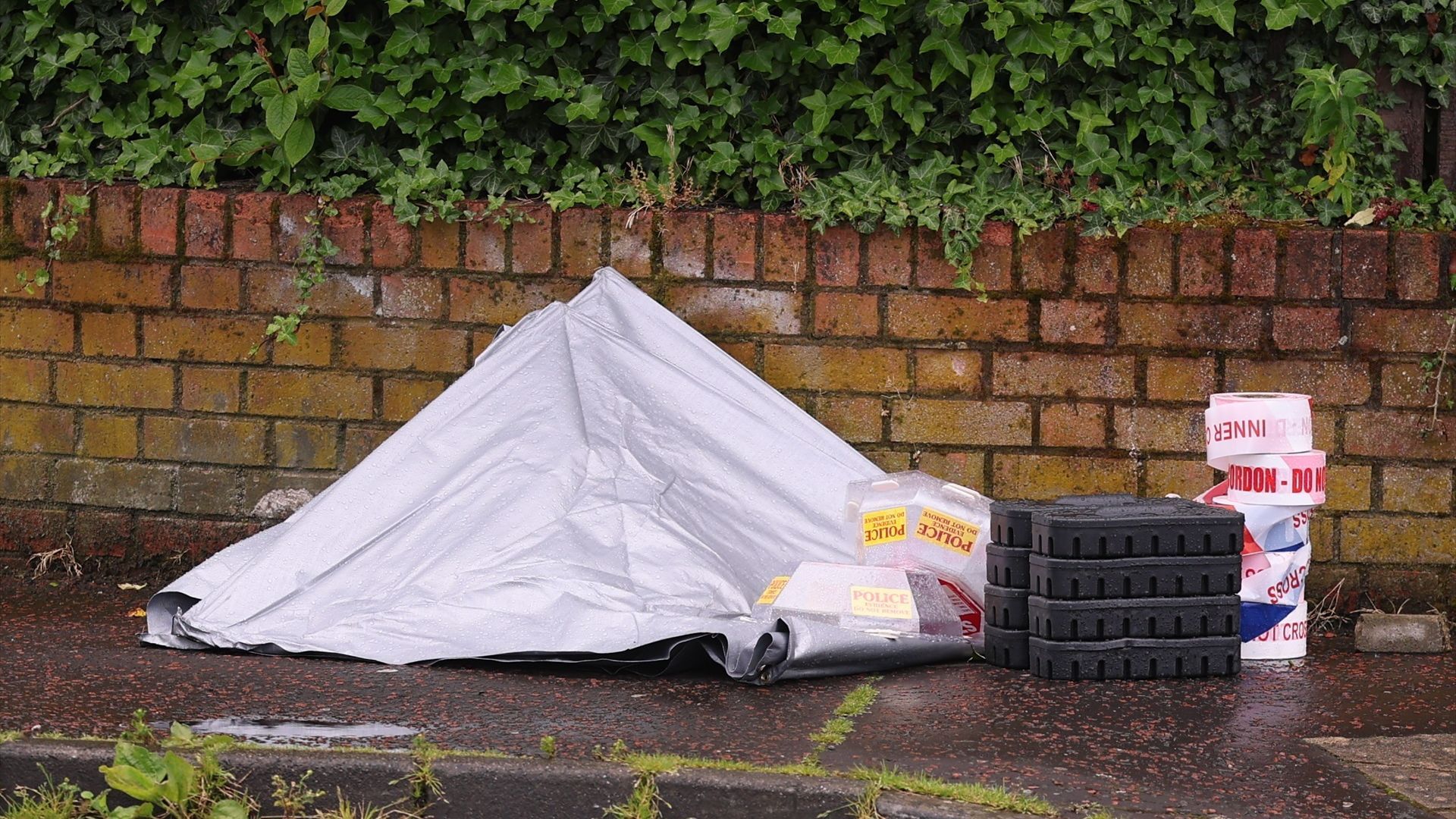 Brutal ataque en Belfast, Irlanda: un hombre intenta decapitar a otro y varios vecinos logran frenar el ataque tras golpear al agresor Brutal ataque en Belfast, Irlanda: un hombre intenta decapitar a otro y varios vecinos logran frenar el ataque tras golpear al agresor