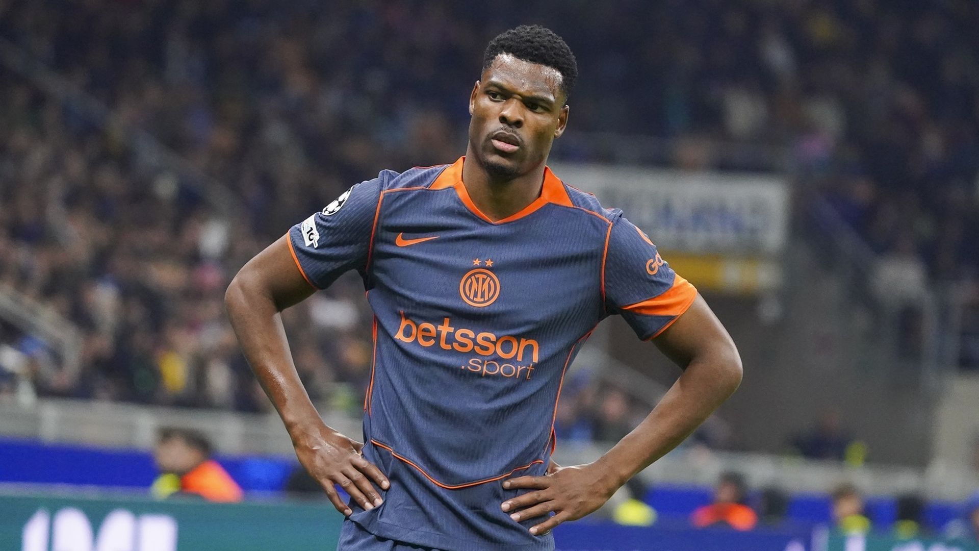 Denzel Dumfries durante un partido del Inter de Milán