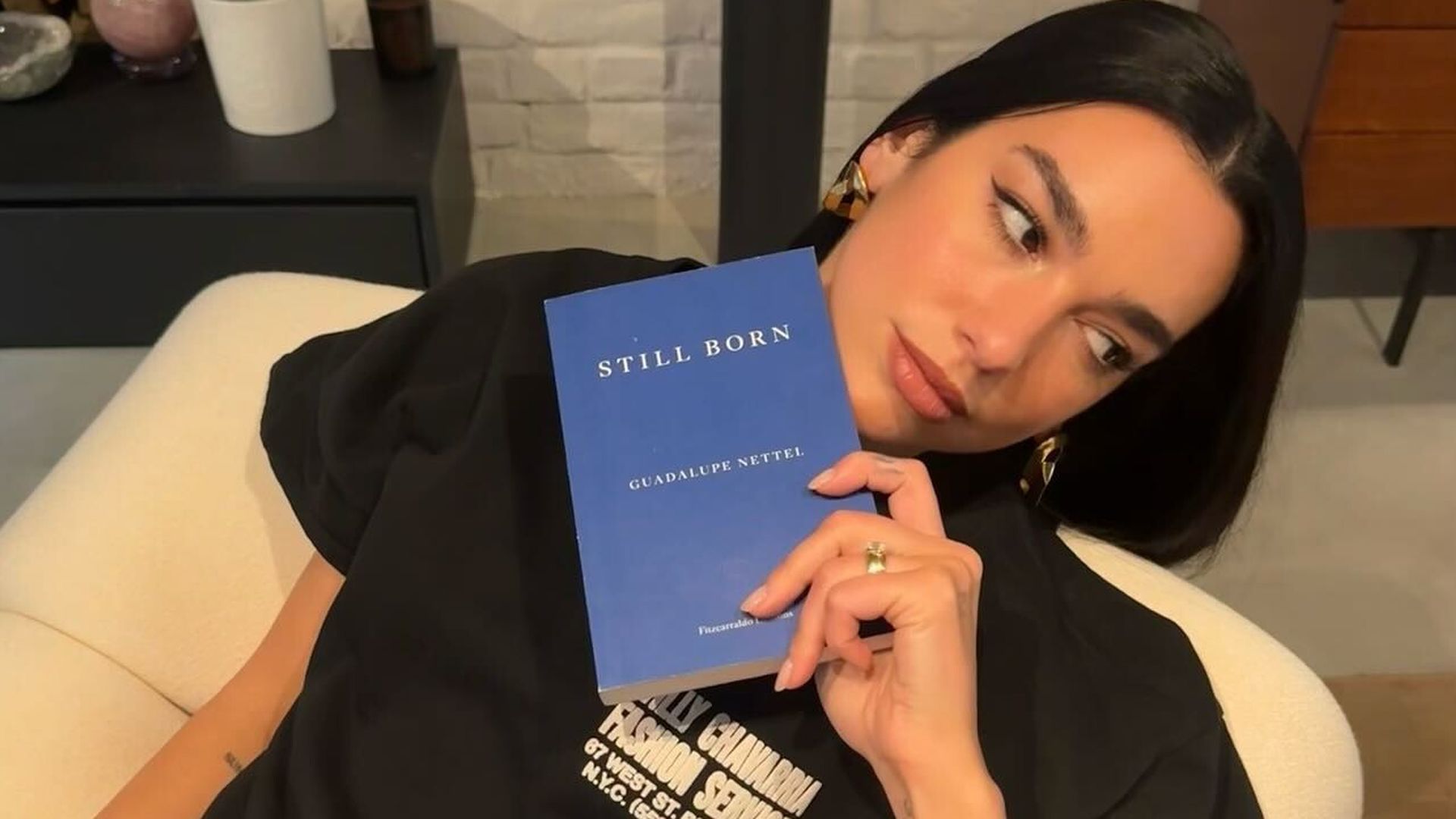 Dua Lipa y uno de los libros de su club de lectura Dua Lipa y uno de los libros de su club de lectura