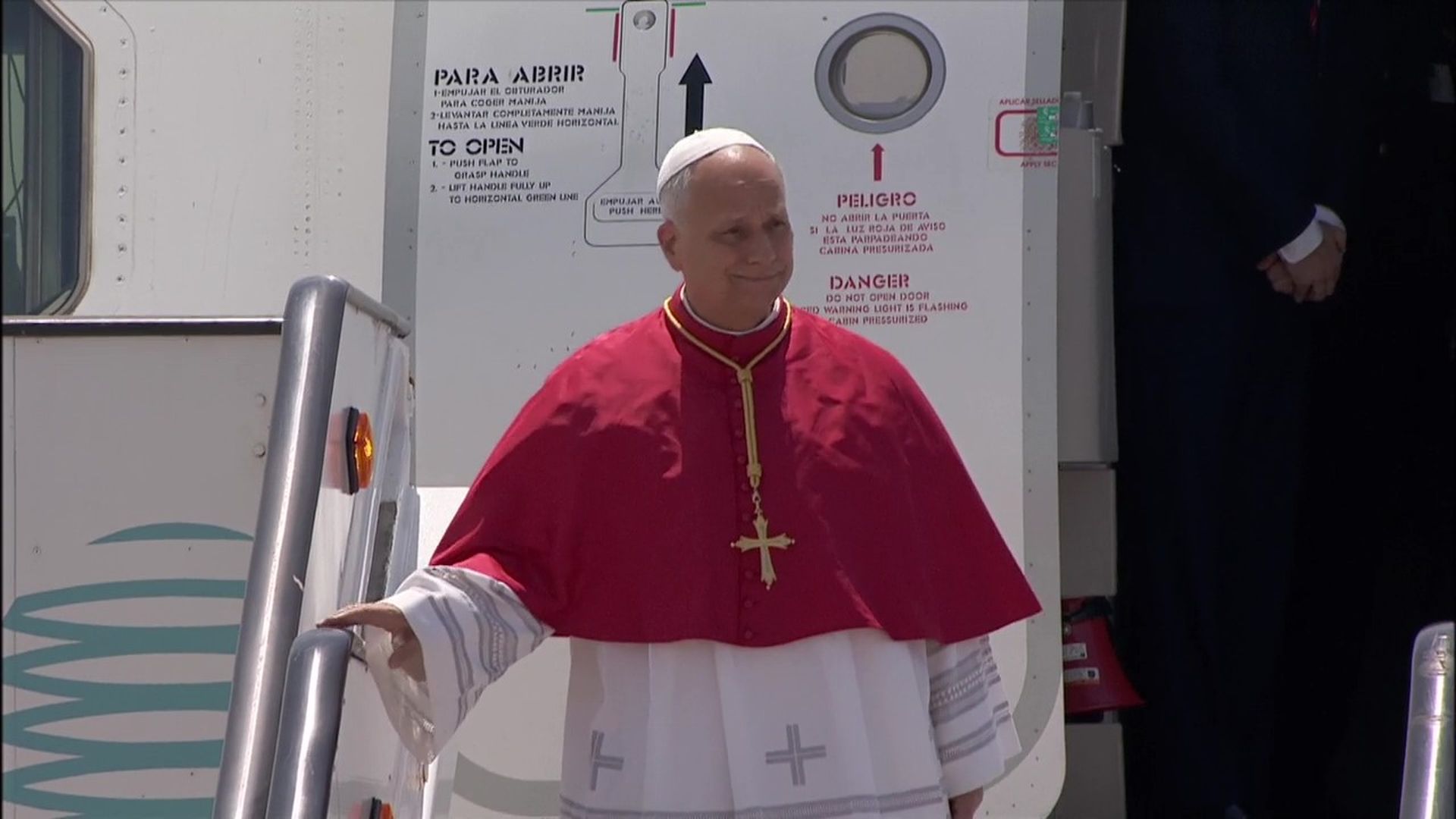 El papa baja del avión en el que viajaba a Barcelona