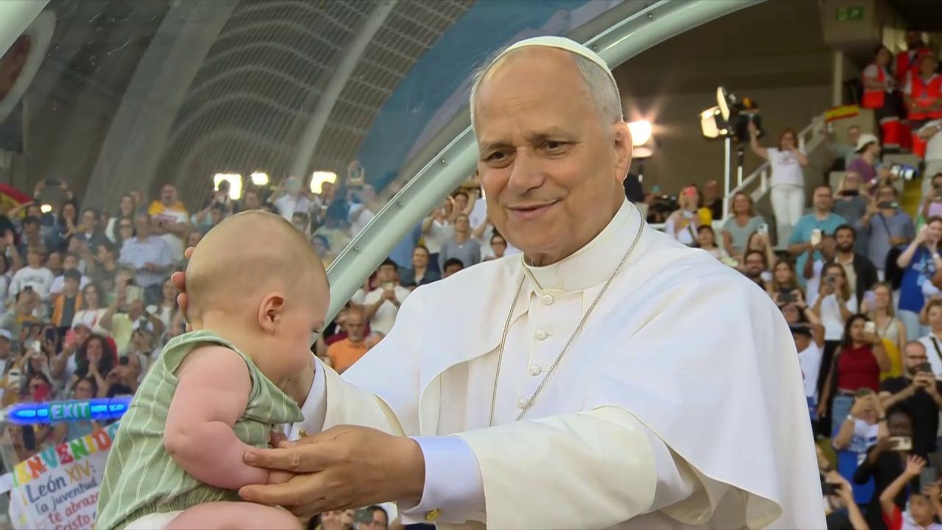 El papa bendice bebés en el Estadio Olímpico