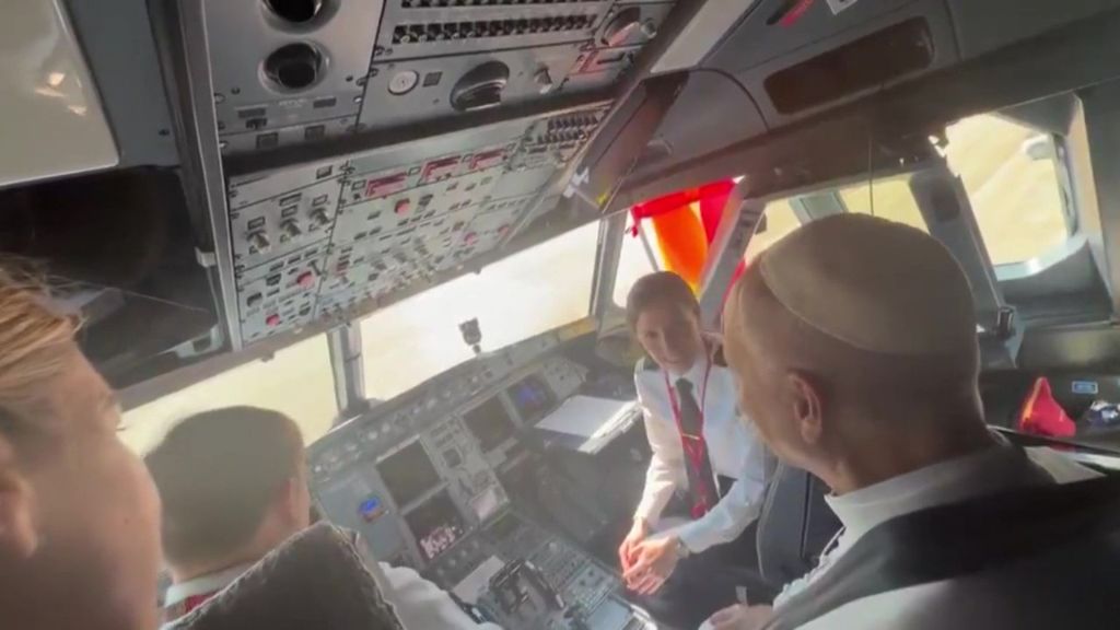 El papa León XIV conversa con los pilotos que le han llevado a Barcelona en la cabina del avión