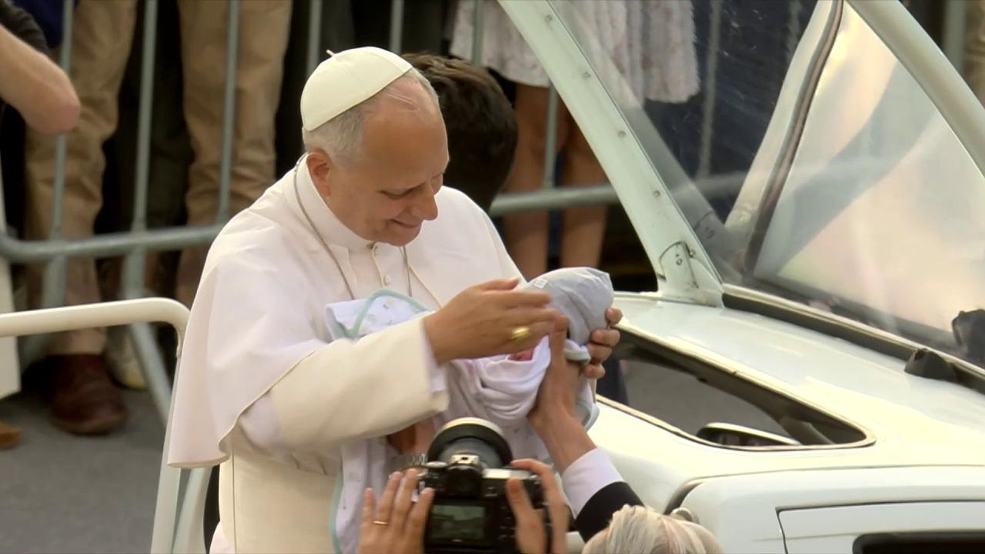 El papa León XIV bendiciendo a decenas de bebés a su llegada al Estadio Olímpico