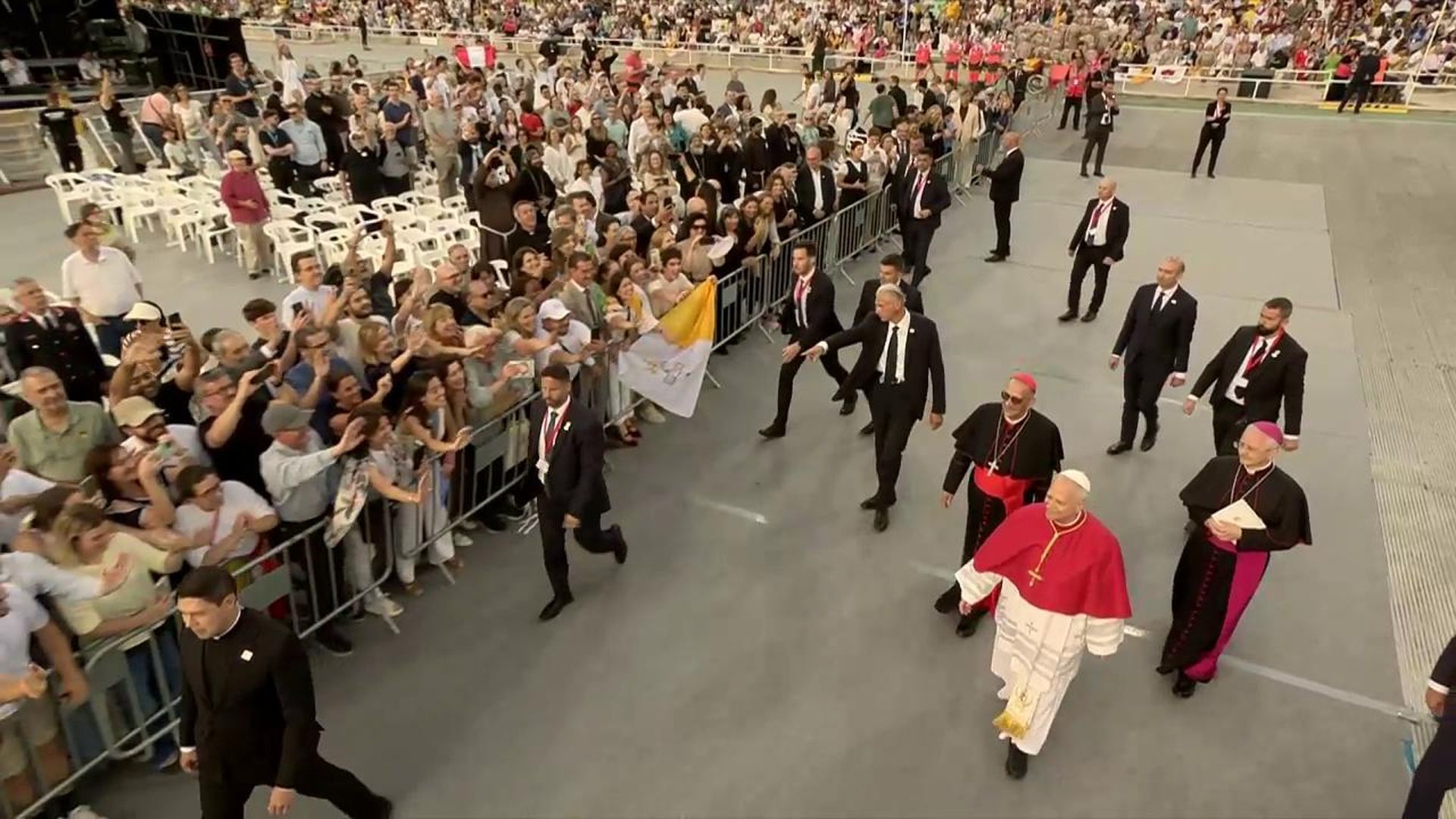 El papa sube al escenario