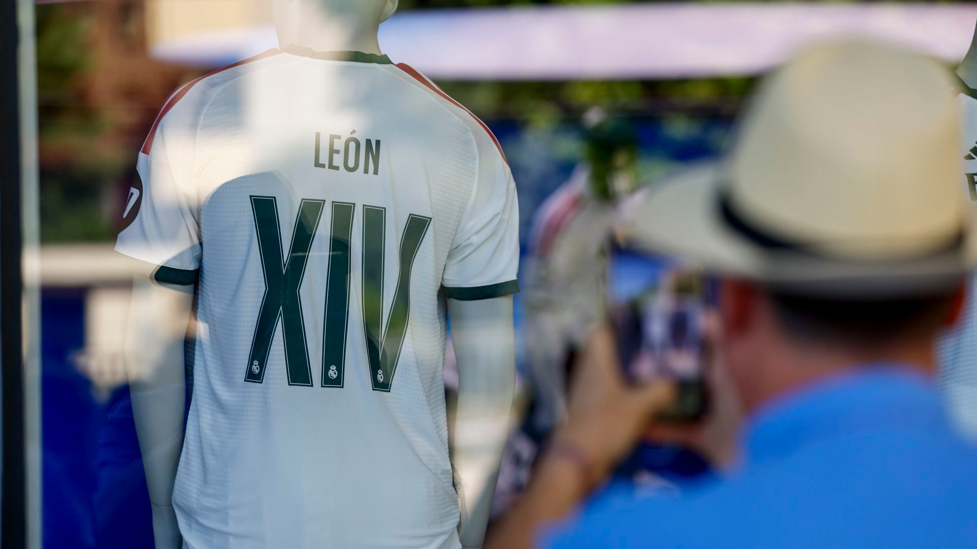 El Real Madrid vende la camiseta con el nombre de León XIV a 195 euros