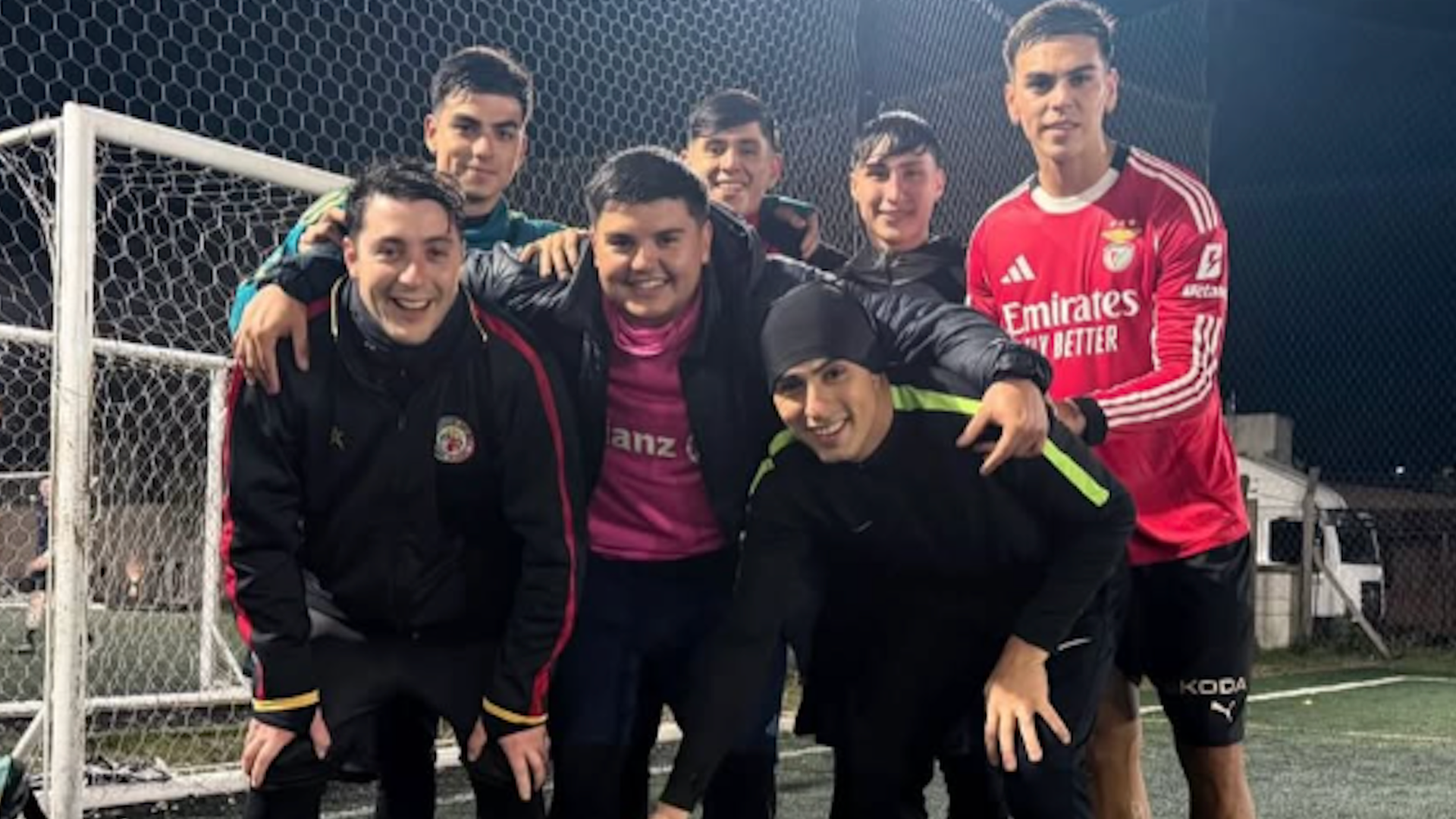 Enzo Barrenechea con sus amigos Enzo Barrenechea con sus amigos