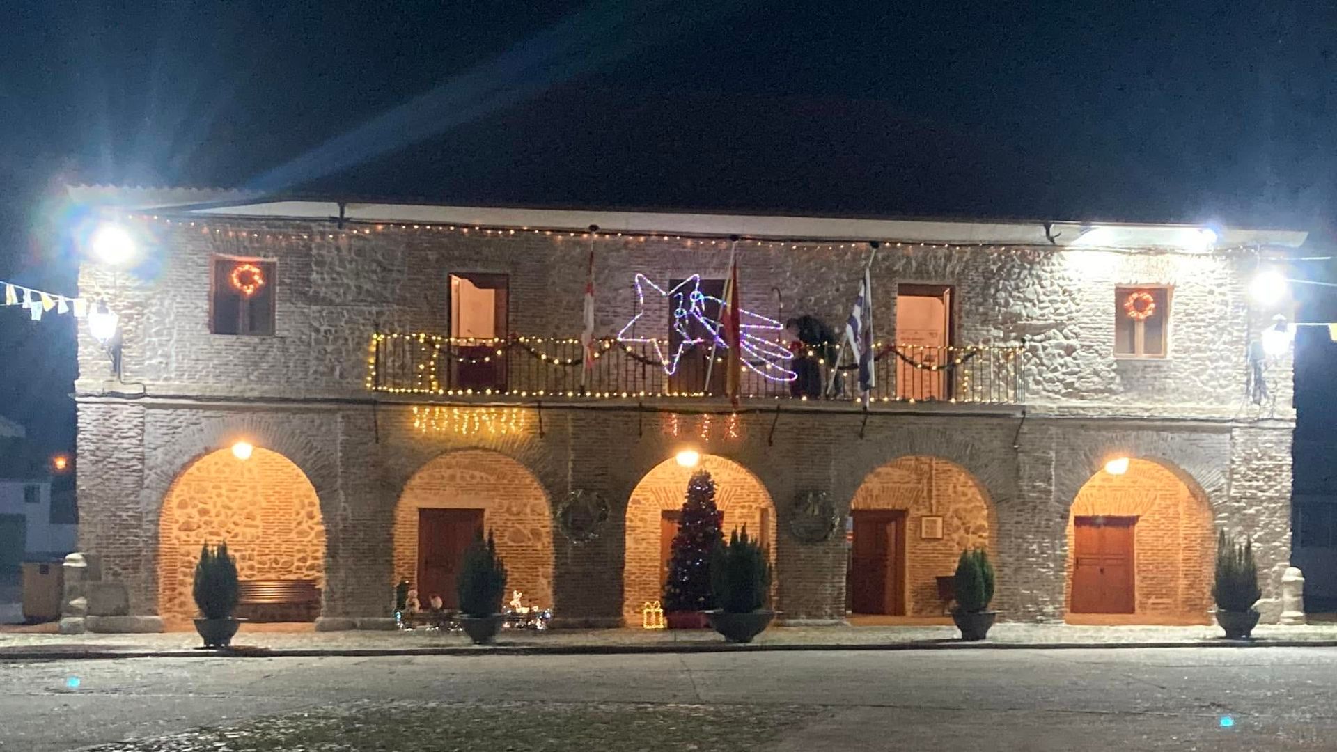 Fachada del ayuntamiento de Labajos, Segovia, durante las fiestas navideñas