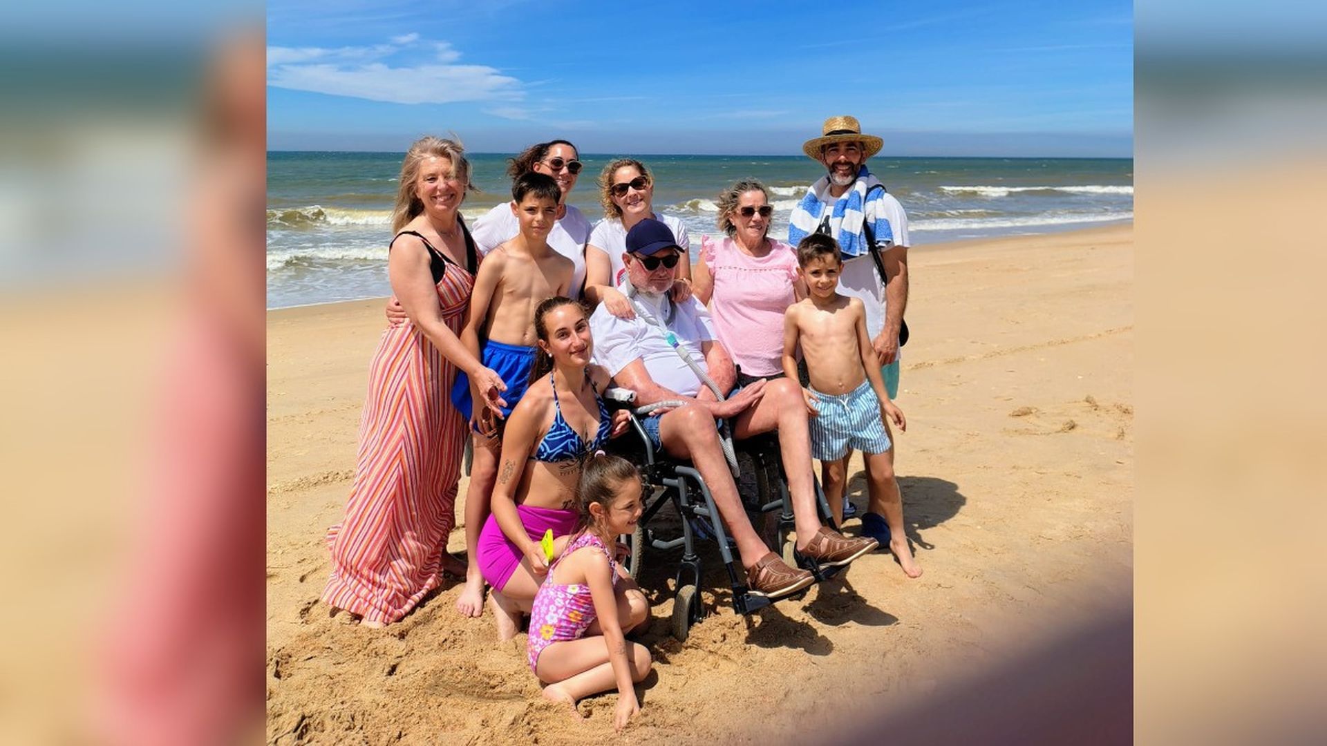 Francisco, en la playa de Matalascañas junto a su familia Francisco, en la playa de Matalascañas junto a su familia