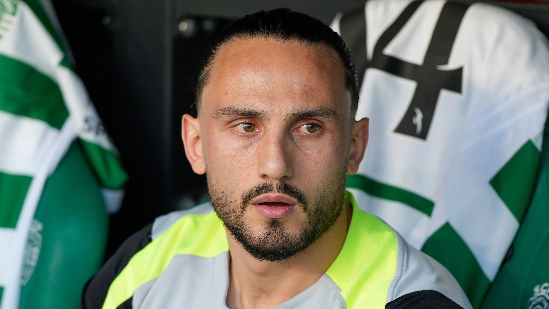 Giorgi Kochorashvili en el banquillo del Sporting de Portugal