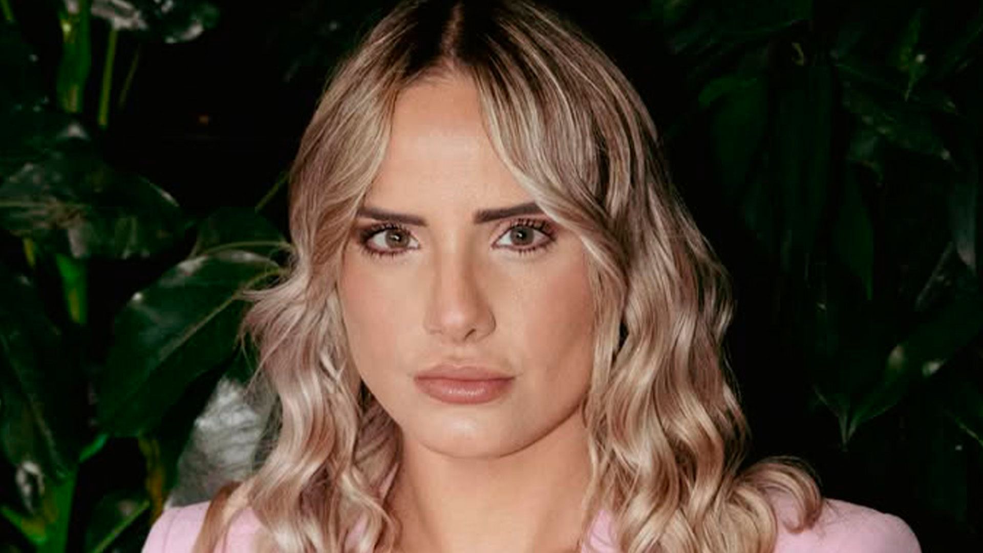 Gloria, hermana de Manuel González, muestra imágenes de su tratamiento de acné