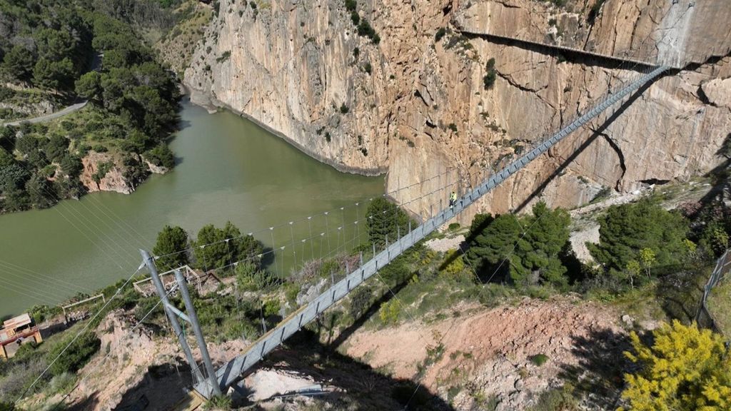 Inauguran el puente colgante del caminito del Rey a 110 metros de altura: es la pasarela más larga de España