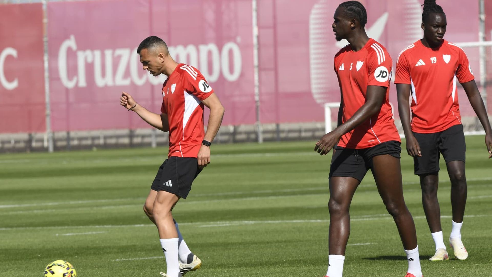 Joan Jordán, en el entrenamiento del Sevilla del Viernes de Dolores Joan Jordán, en el entrenamiento del Sevilla del Viernes de Dolores