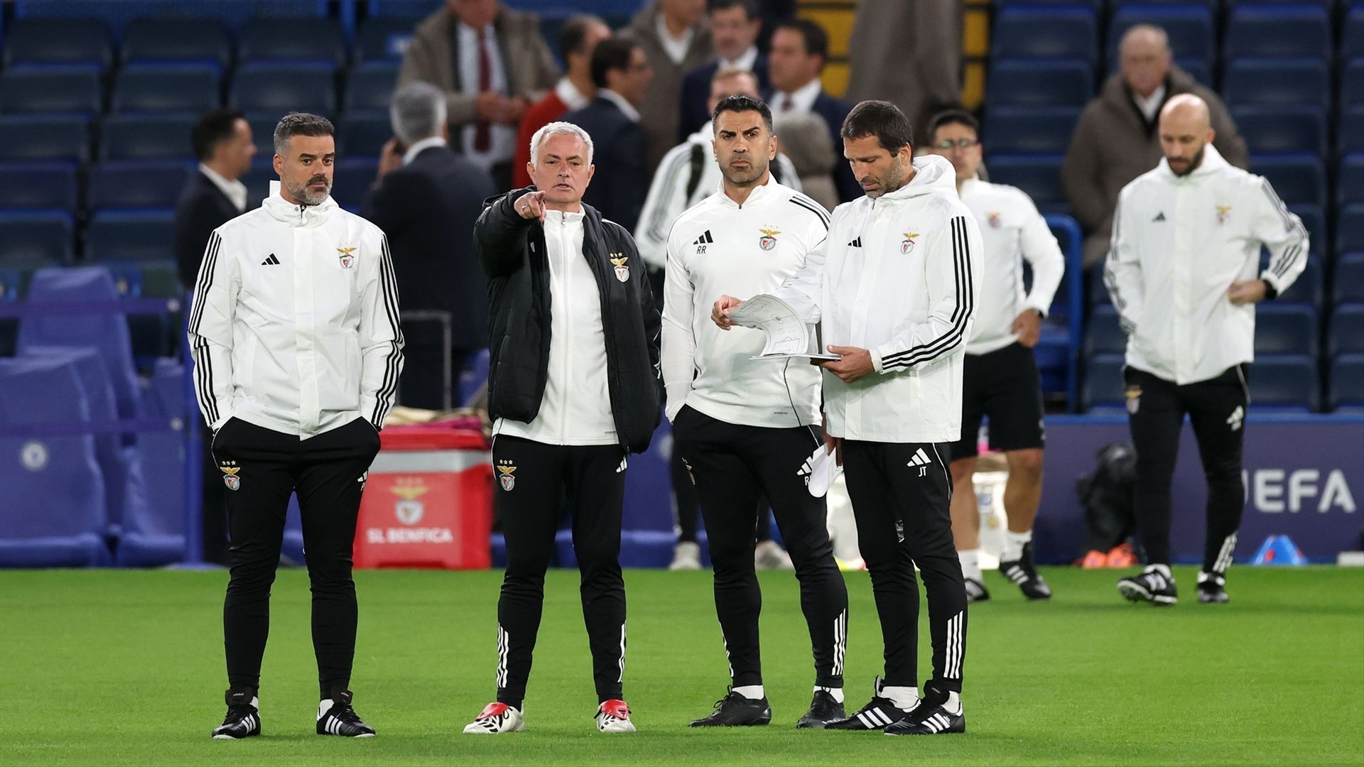 José Mourinho con su cuerpo técnico en un entrenamiento del Benfica José Mourinho con su cuerpo técnico en un entrenamiento del Benfica
