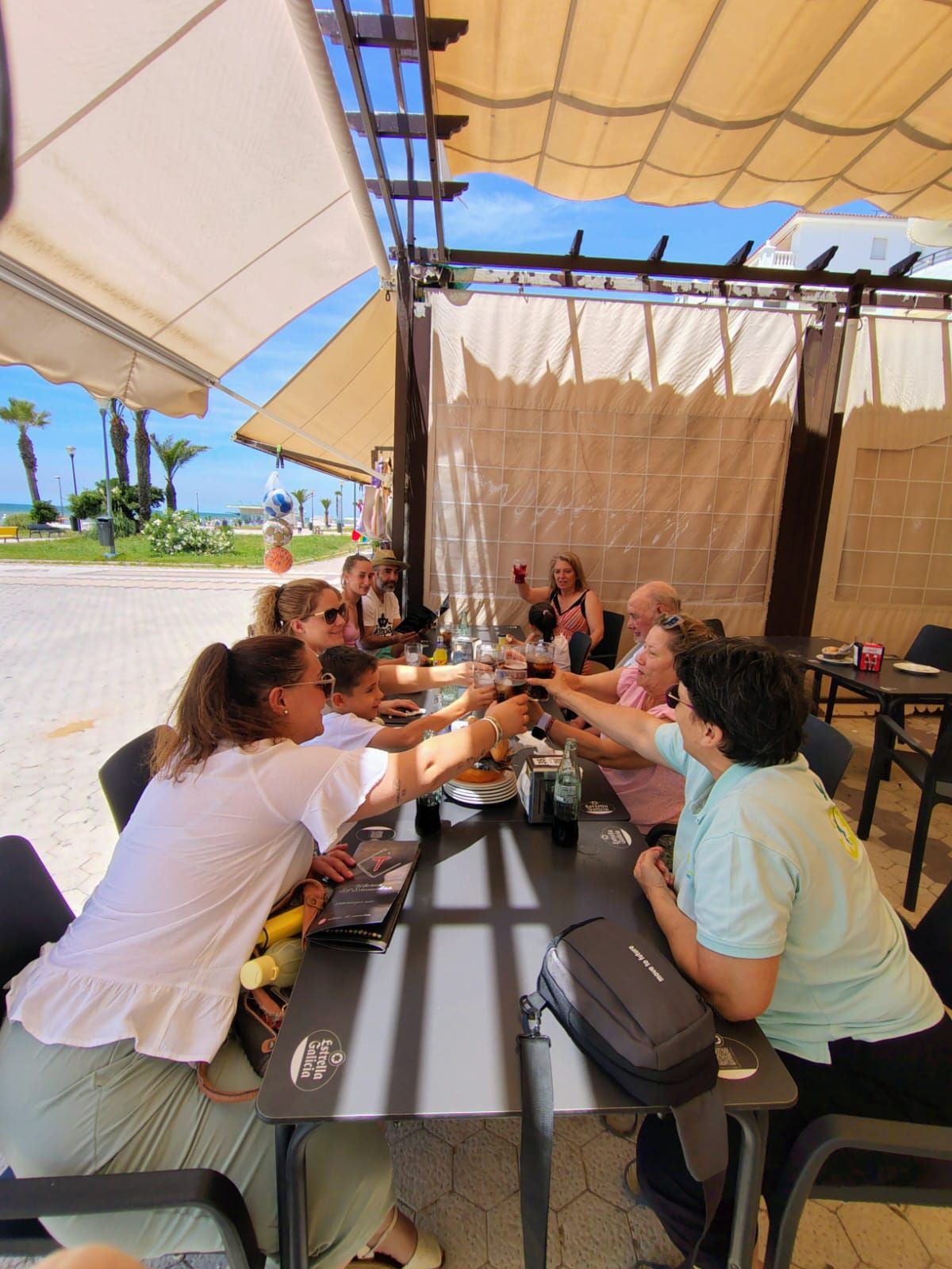 La familia de Francisco en un restaurante