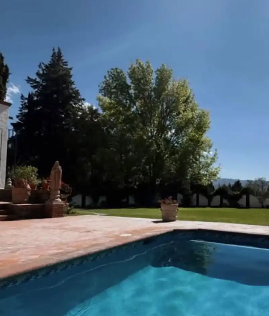 La piscina del jardín exterior de la casa de Enrique Ponce y Ana Soria en Almería