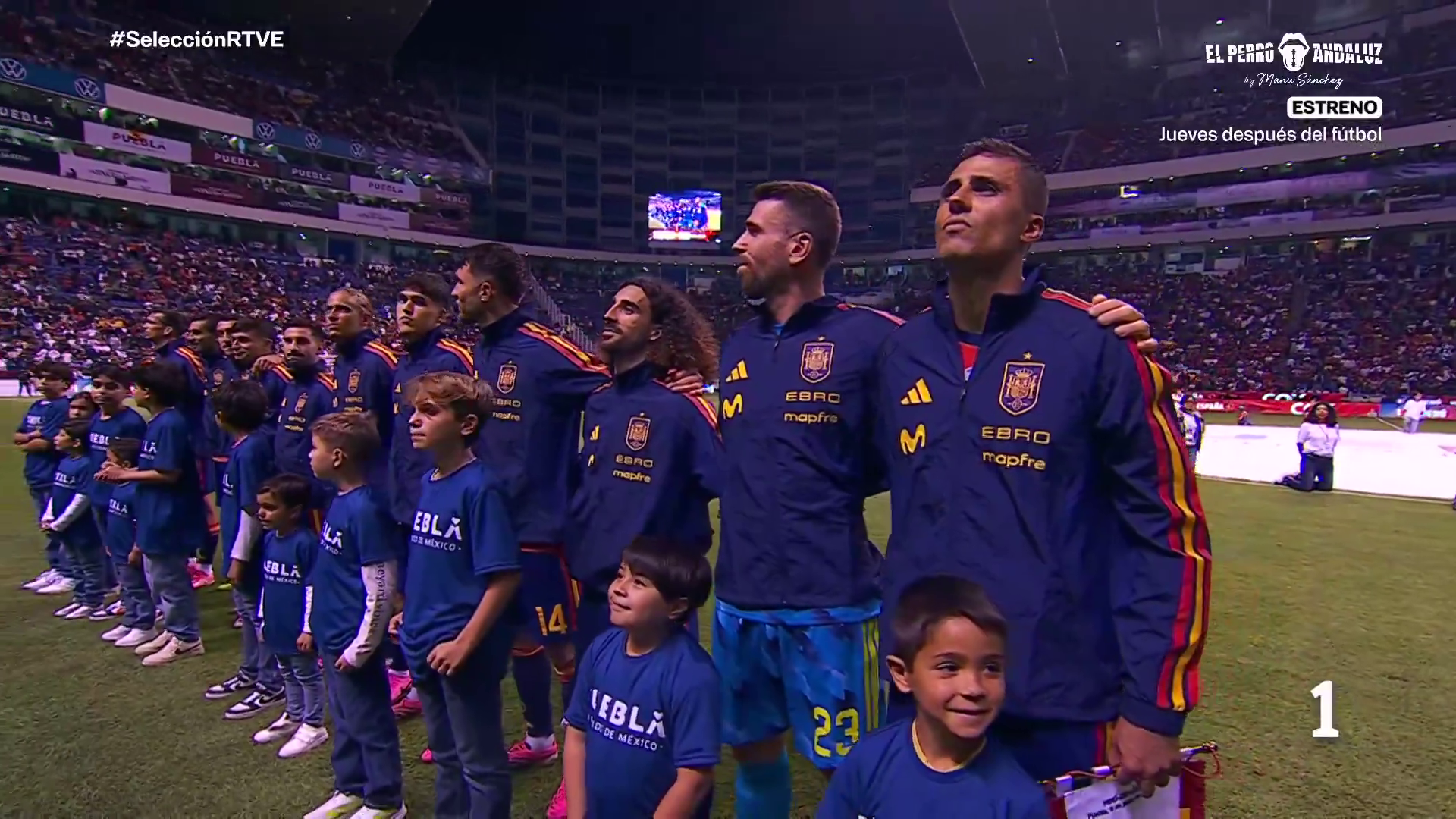 Los jugadores de España durante la ceremonia de los himnos