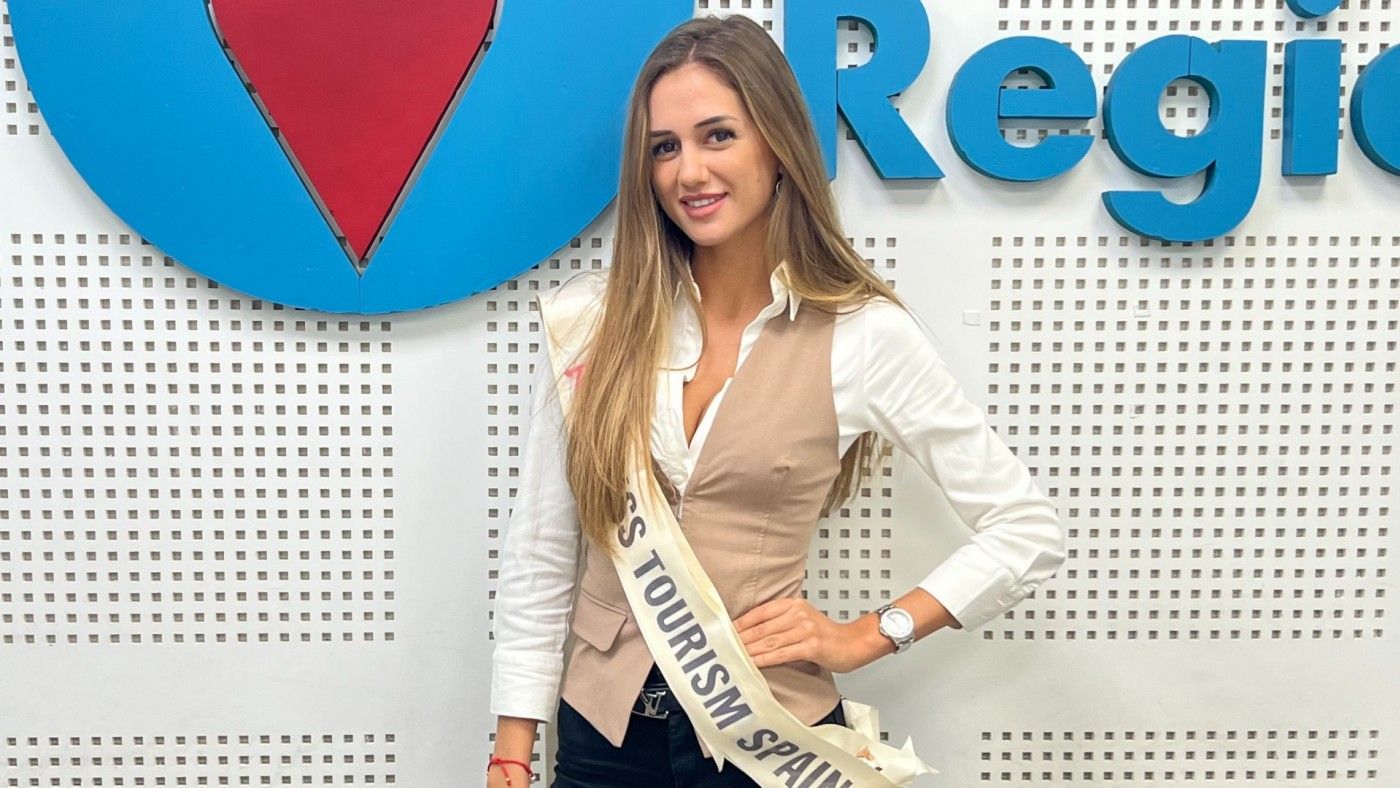 Maica posa con su banda de miss en los estudios de Onda Regional de Murcia, la emisora regional