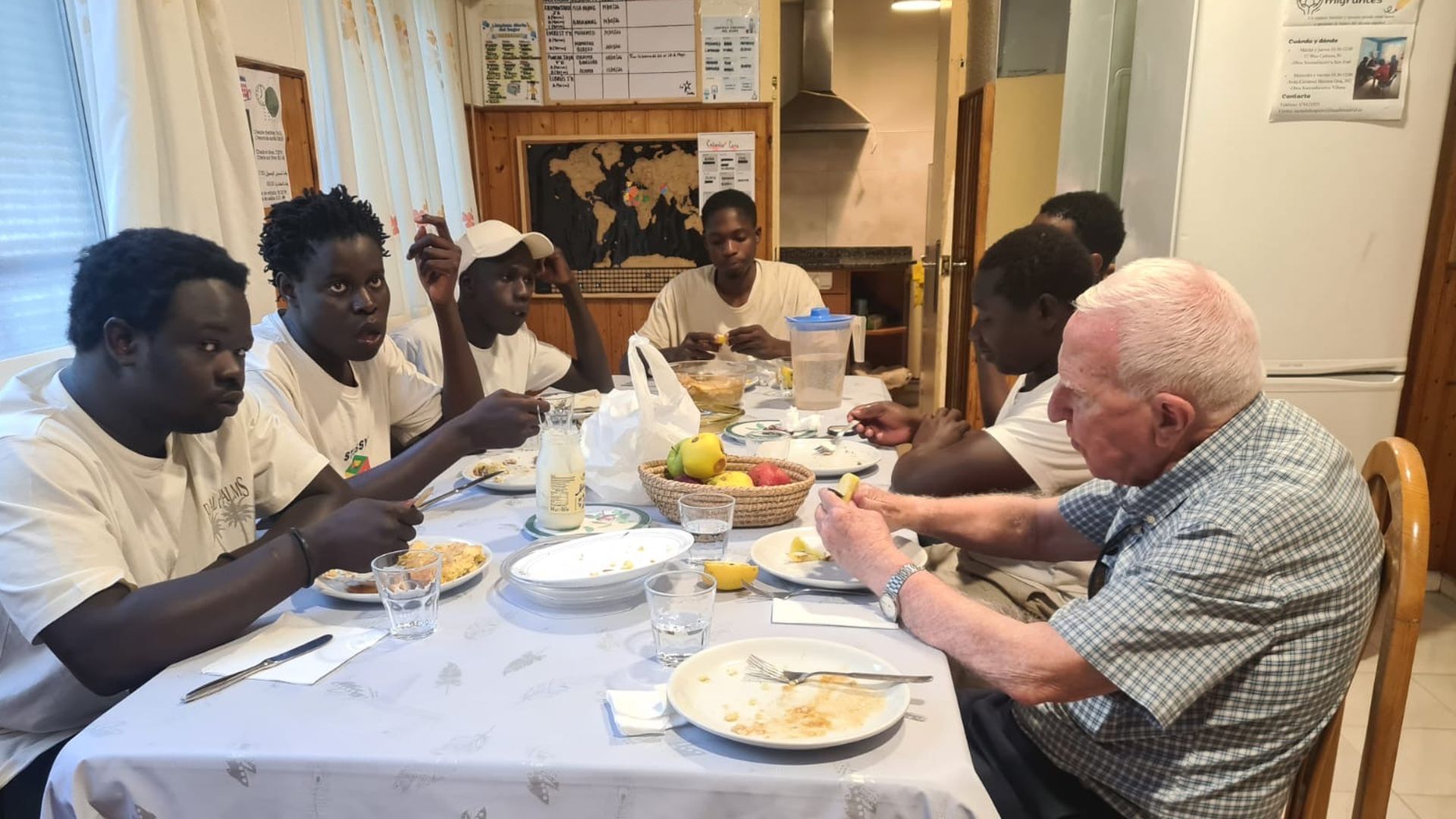 Mamadou junto a sus compañeros cenando en El Hogar