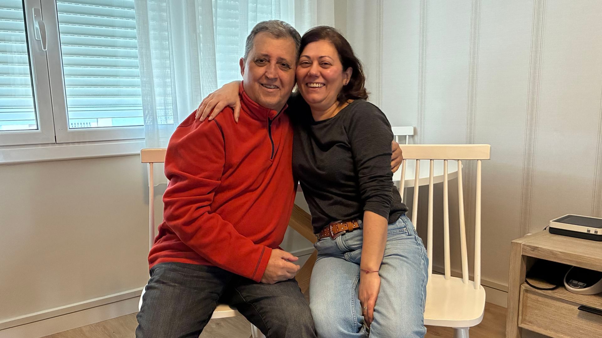 Manel García, junto a su mujer, en el piso de acogida Manel García, junto a su mujer, en el piso de acogida