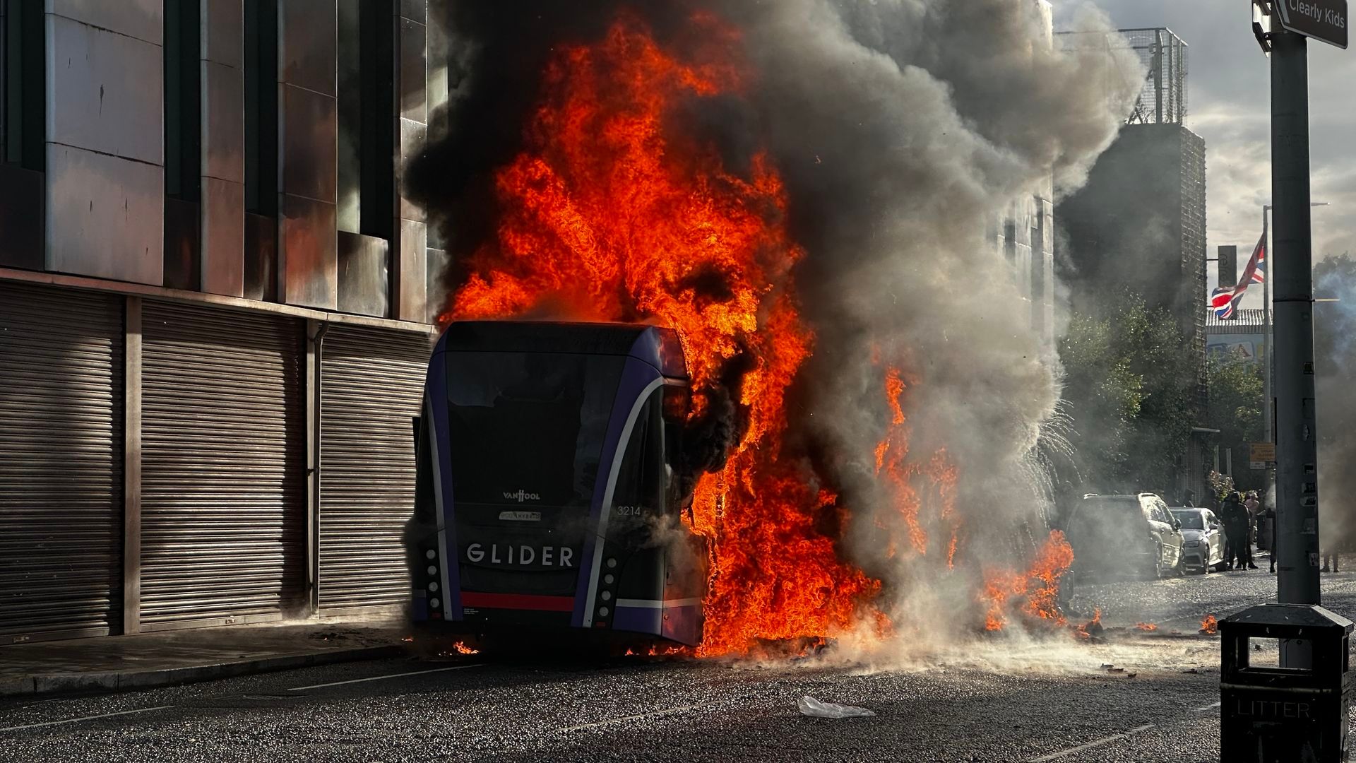 Máxima tensión en Belfast, Irlanda del Norte, tras la dura agresión a un hombre: explosiones, incendios y ataques a los servicios de emergencia Máxima tensión en Belfast, Irlanda del Norte, tras la dura agresión a un hombre: explosiones, incendios y ataques a los servicios de emergencia