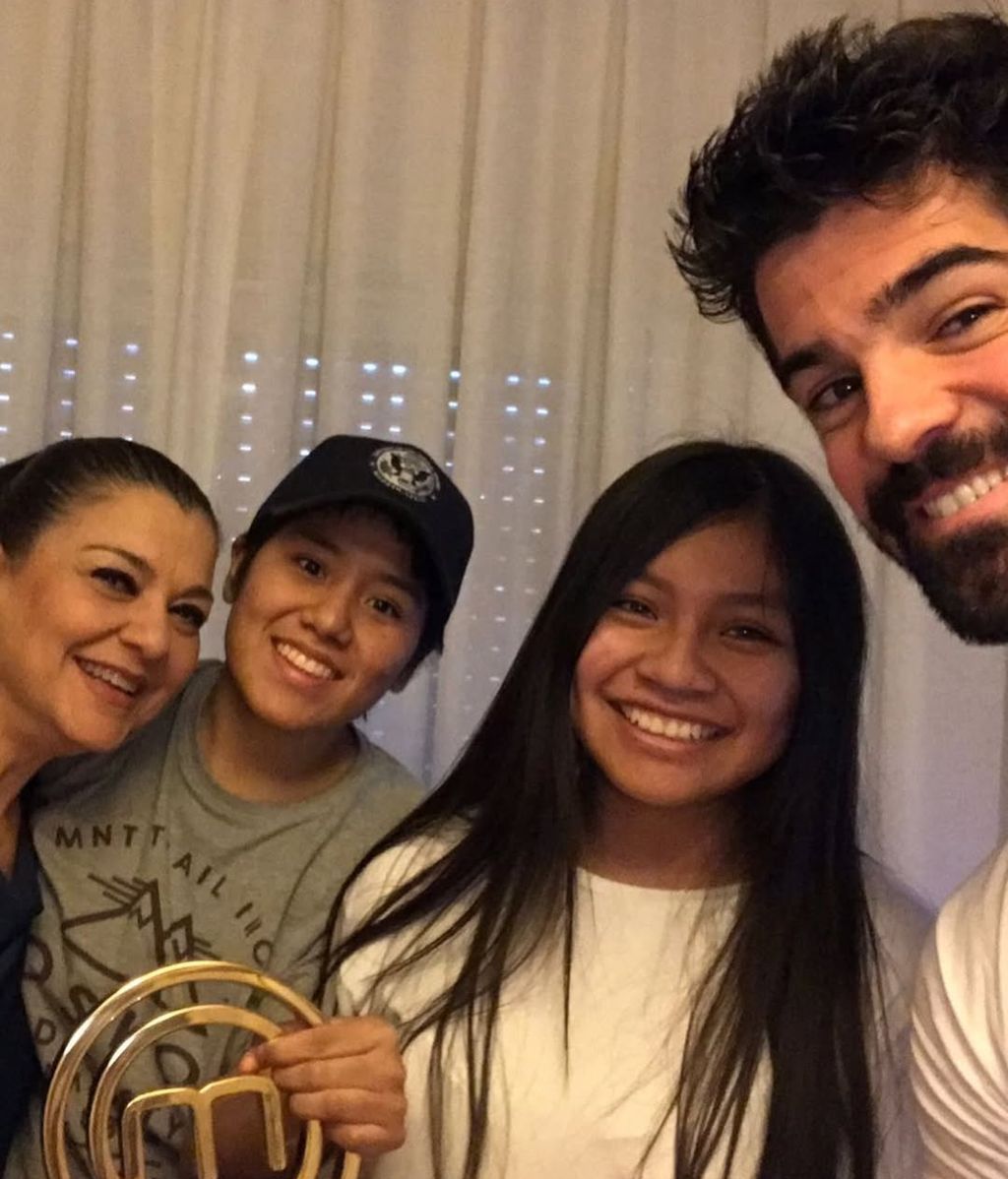 Miguel Ángel muñoz con sus hermanas y su madre, Cristina Blanco
