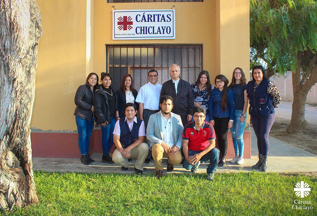 Monseñor Robert Prevost junto a Laura y varios miembros de Cáritas Chiclayo