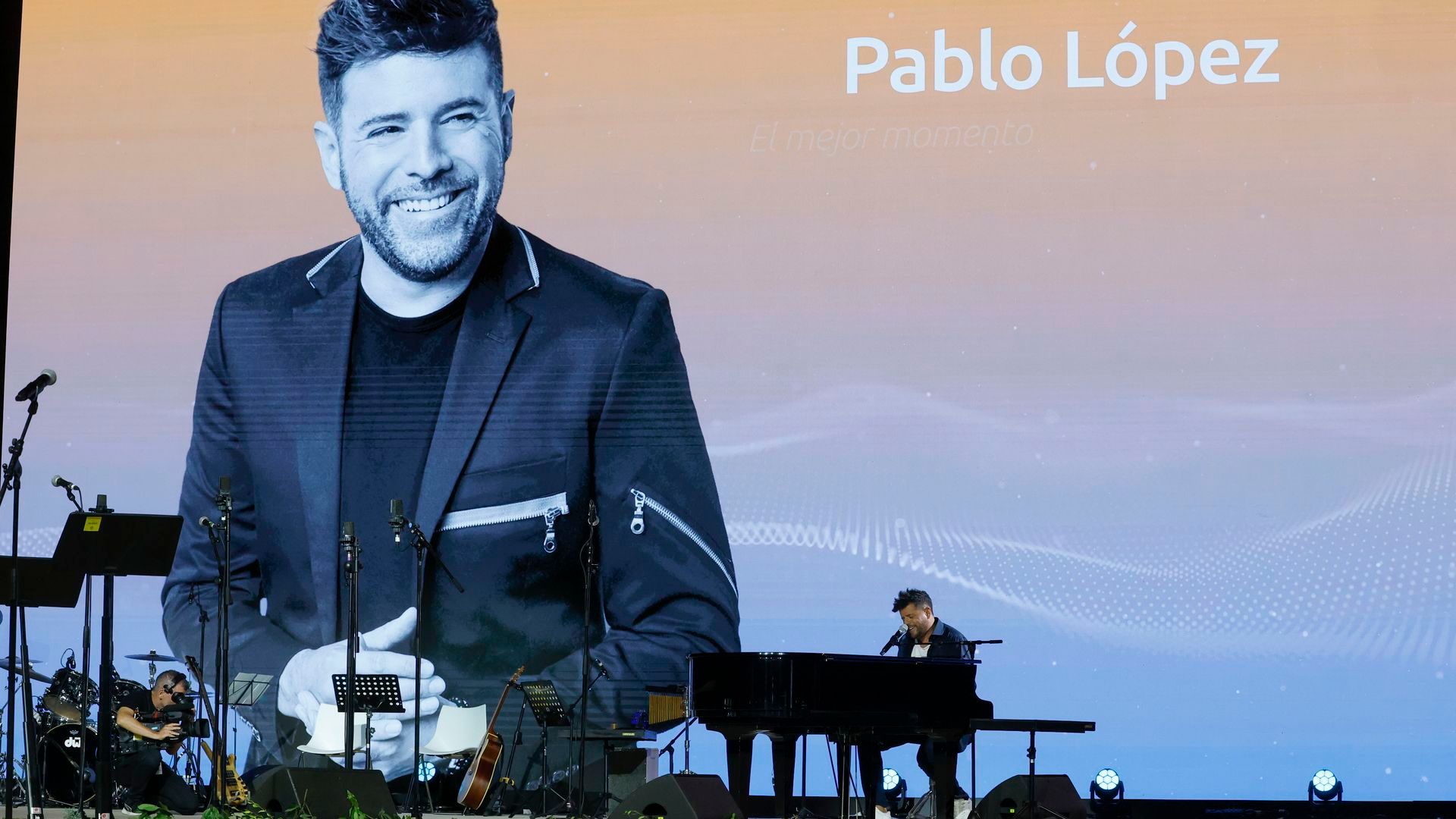 Pablo López actúa durante el encuentro del papa León XIV