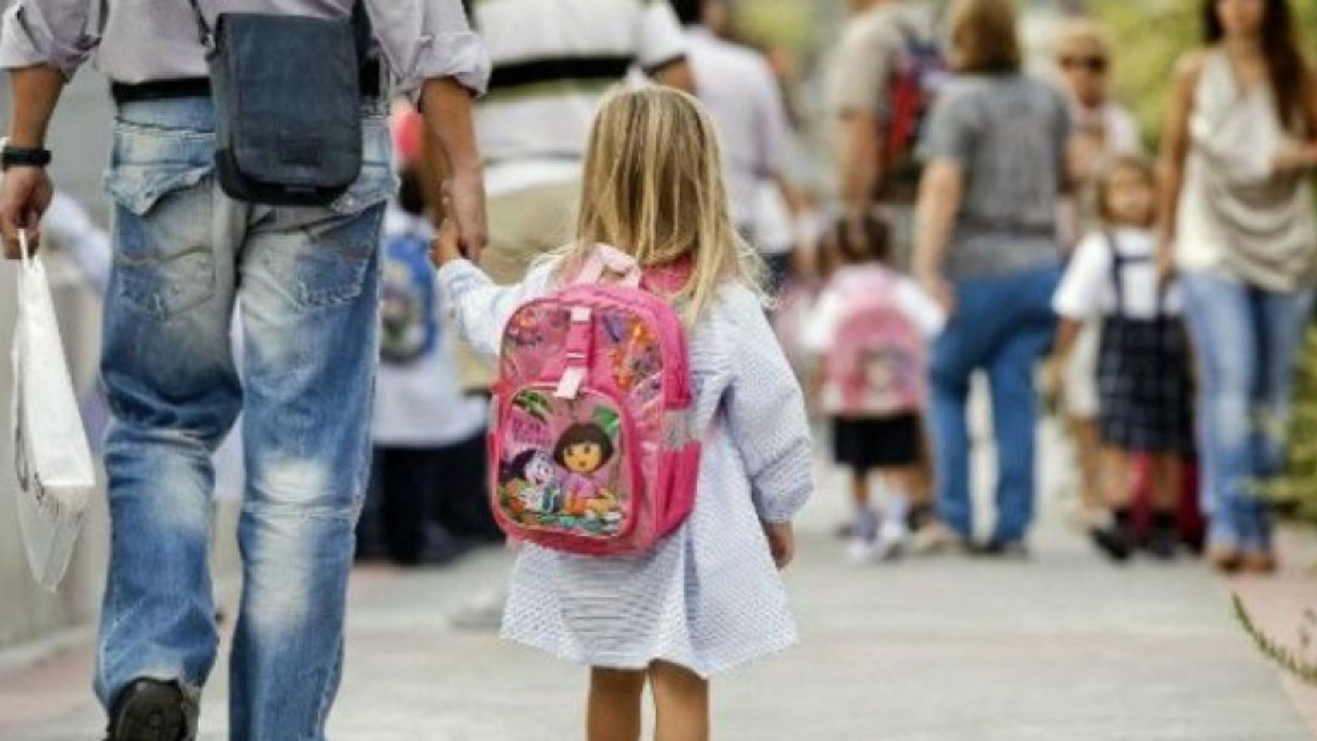 padre e hija de la mano