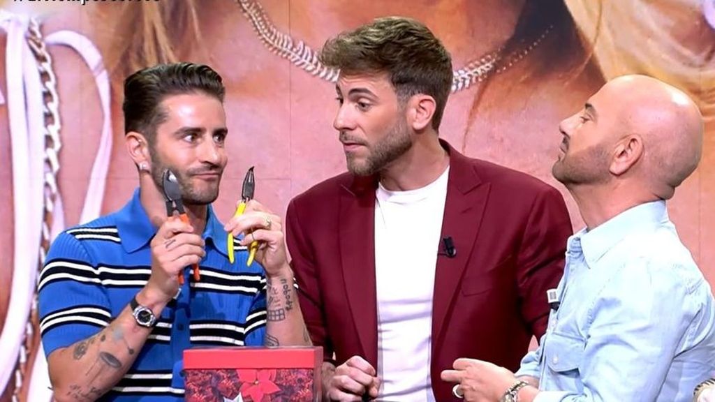 El estallido de Pelayo Díaz con sus compañeros al revelar un detalle sorprendente del vestido de boda de Makoke: “Tú también te puedes ir si quieres”