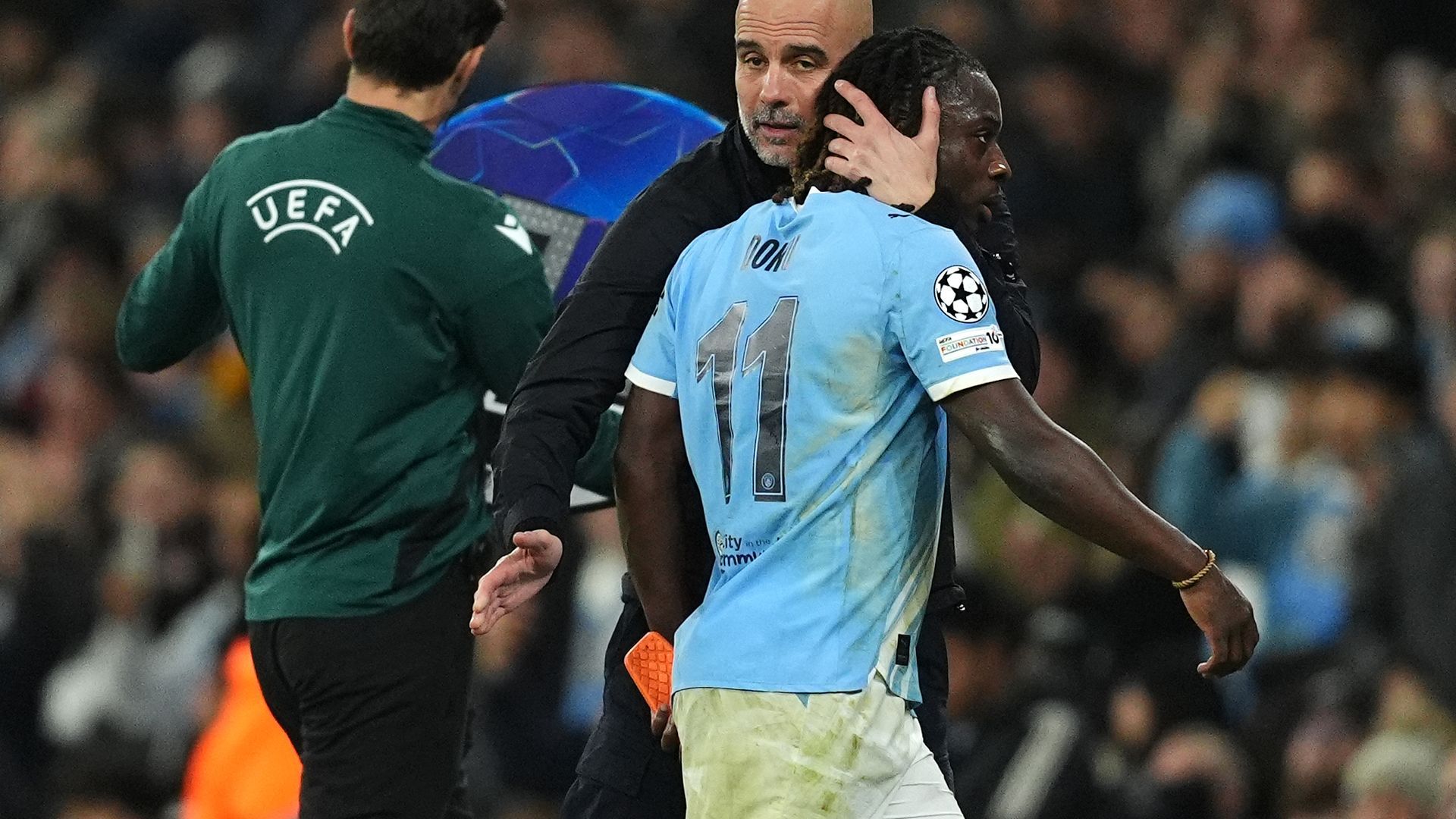 Pep Guardiola abraza a Jeremy Doku en el Manchester City-Galatasaray Pep Guardiola abraza a Jeremy Doku en el Manchester City-Galatasaray
