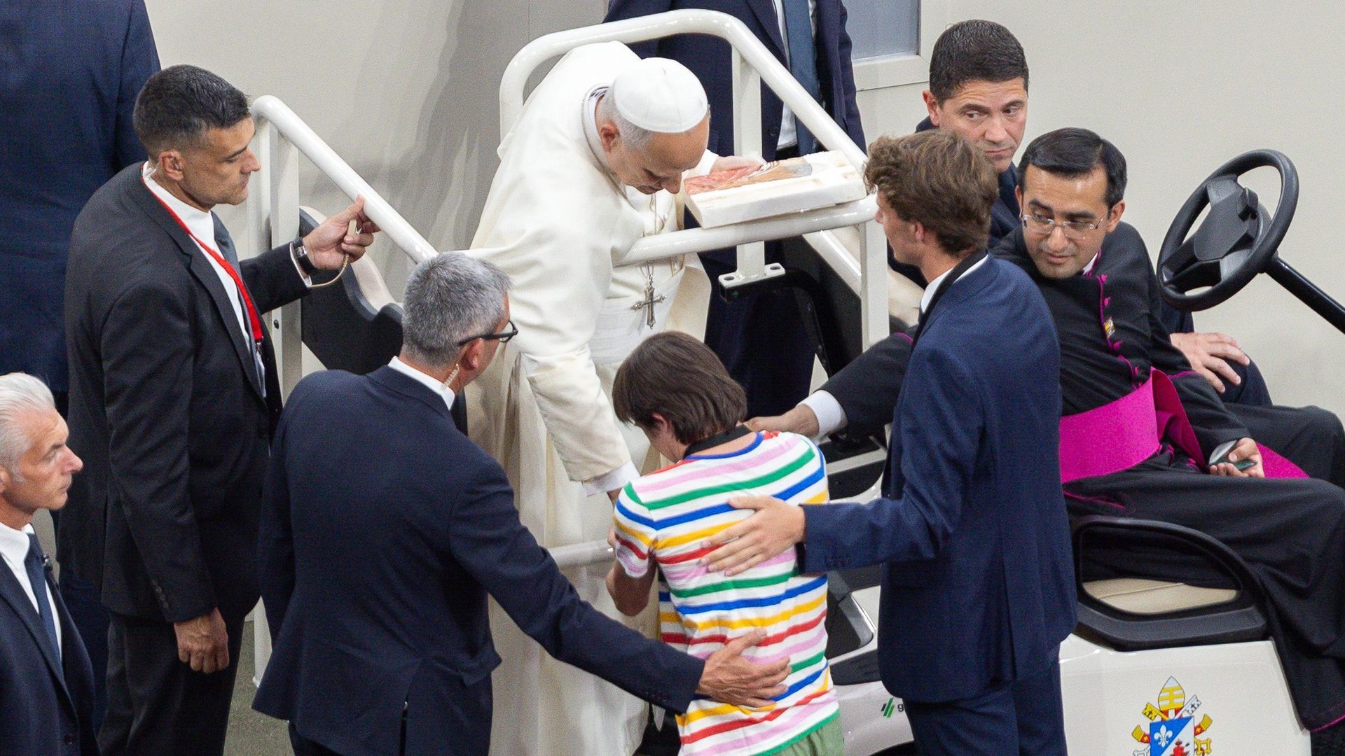 Roscón saludando al Papa León XIV