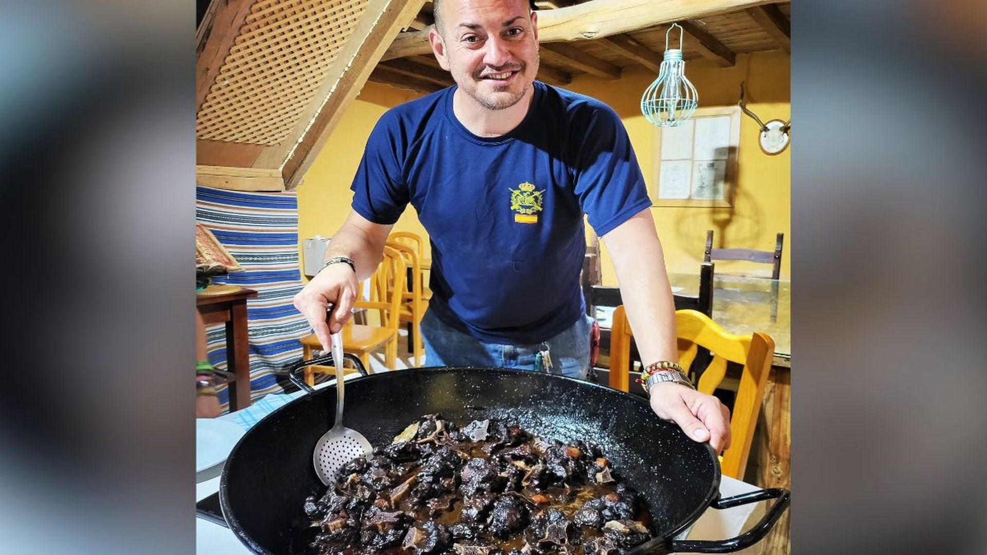 Rubén Sánchez, propietario del bar El Gallo Kiriko, en Narros del Castillo, Ávila