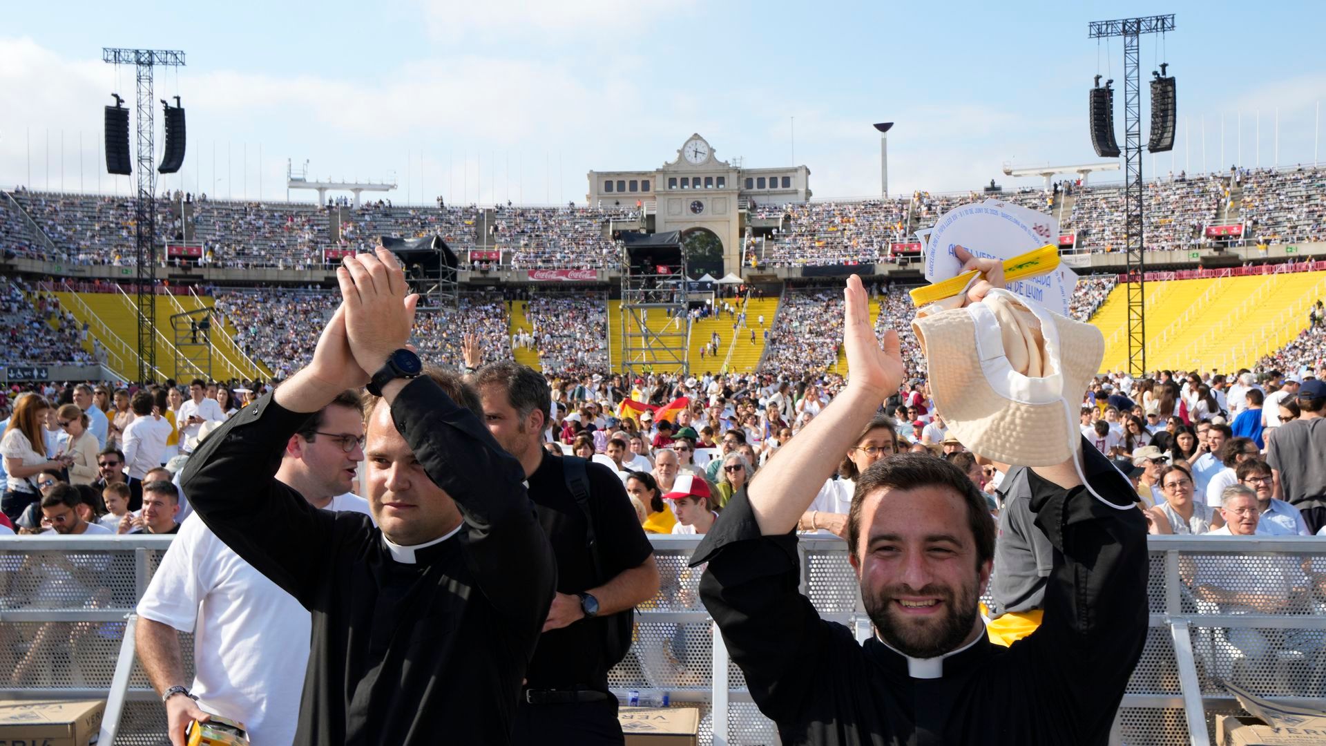 Sacerdotes en el Estadio Olímpico de Barcelona